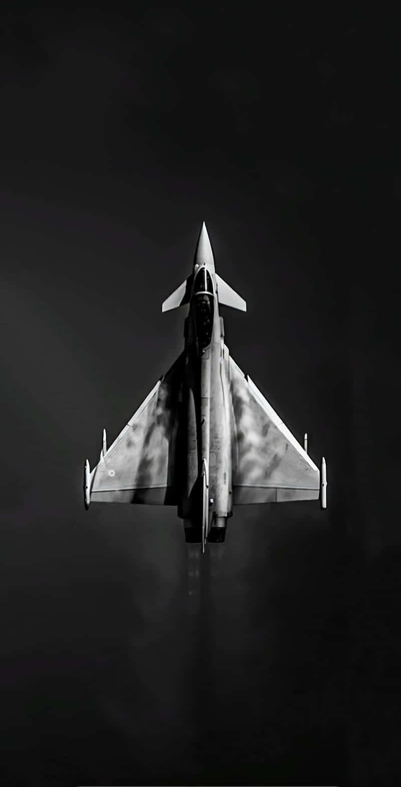 Android Jumbo Jets 桌布 壁紙 — 一架戰鬥機在黑暗的天空中向上翱翔，呈現戲劇性的黑白畫面。