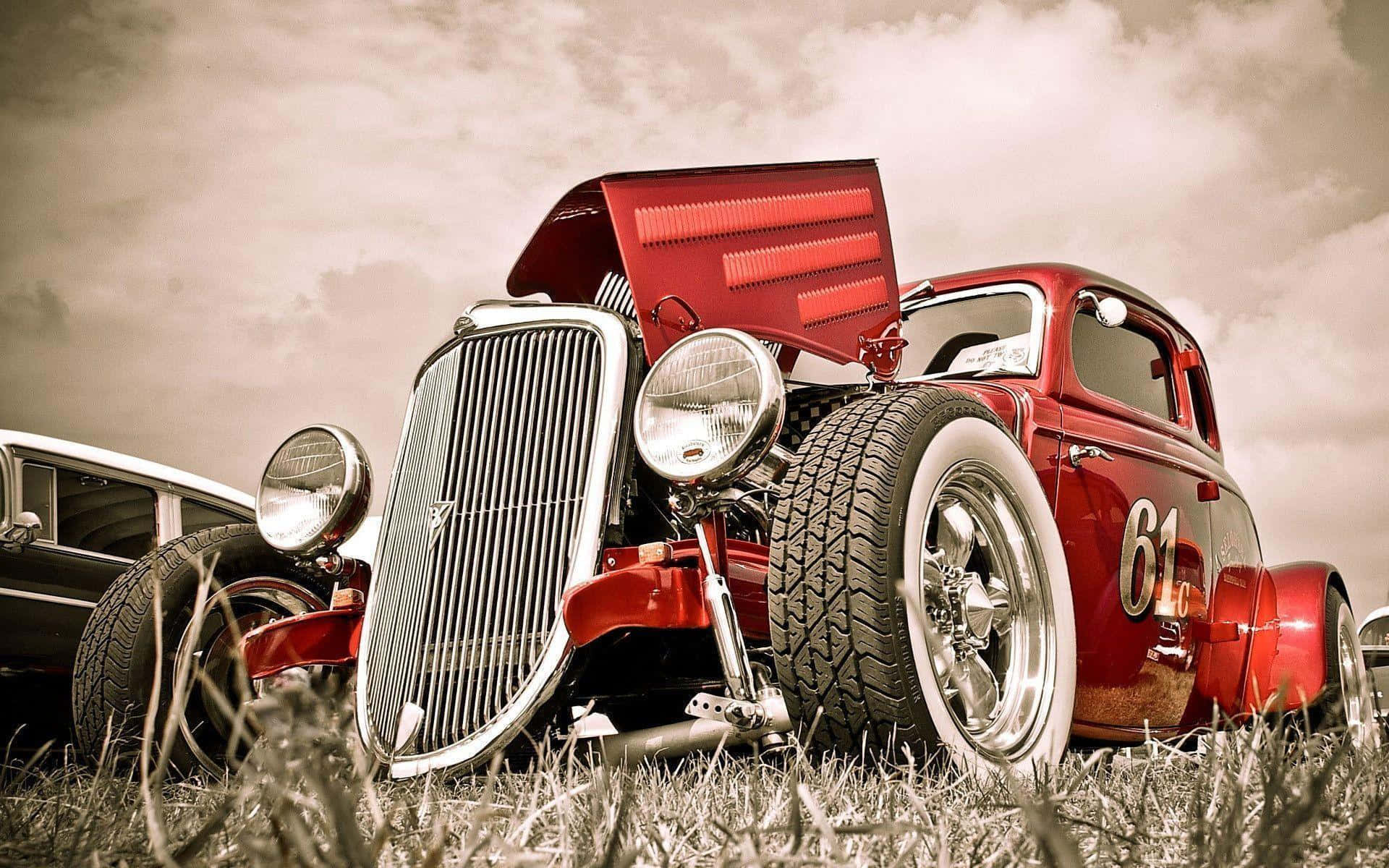 Vintage Car 桌布 壁紙 — 一架打開引擎蓋、編號61的復古紅色改裝車，停在陰天下的草地上。
