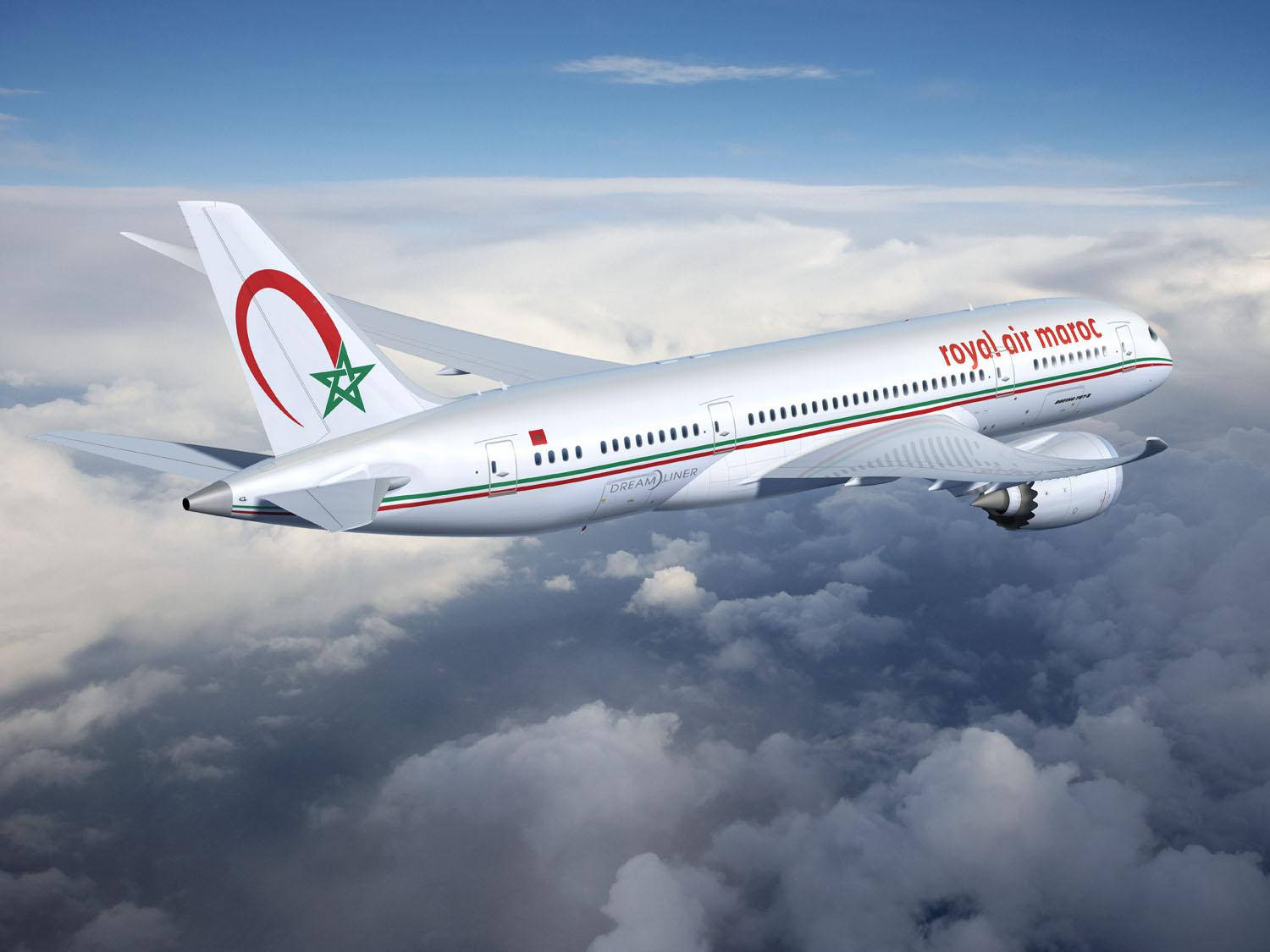 飛機 桌布 壁紙 — 一架摩洛哥皇家航空的波音787夢幻客機在晴朗的藍天下翱翔於蓬鬆的白雲之上。