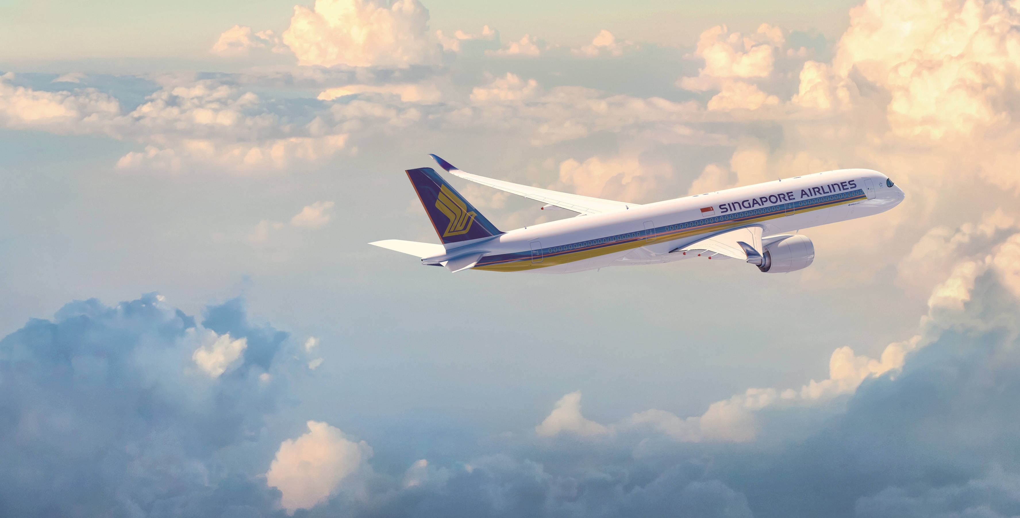 雲朵 桌布 壁紙 — 一架新加坡航空的飛機在沐浴著金色夕陽光芒的蓬鬆雲層之上優雅翱翔。
