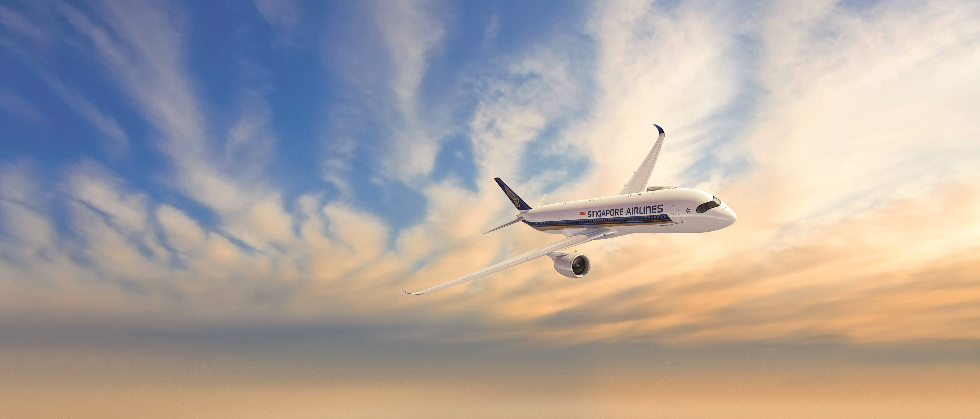 飛機 桌布 壁紙 — 一架新加坡航空的飛機在金色和藍色雲彩的夕陽天空下優雅翱翔。