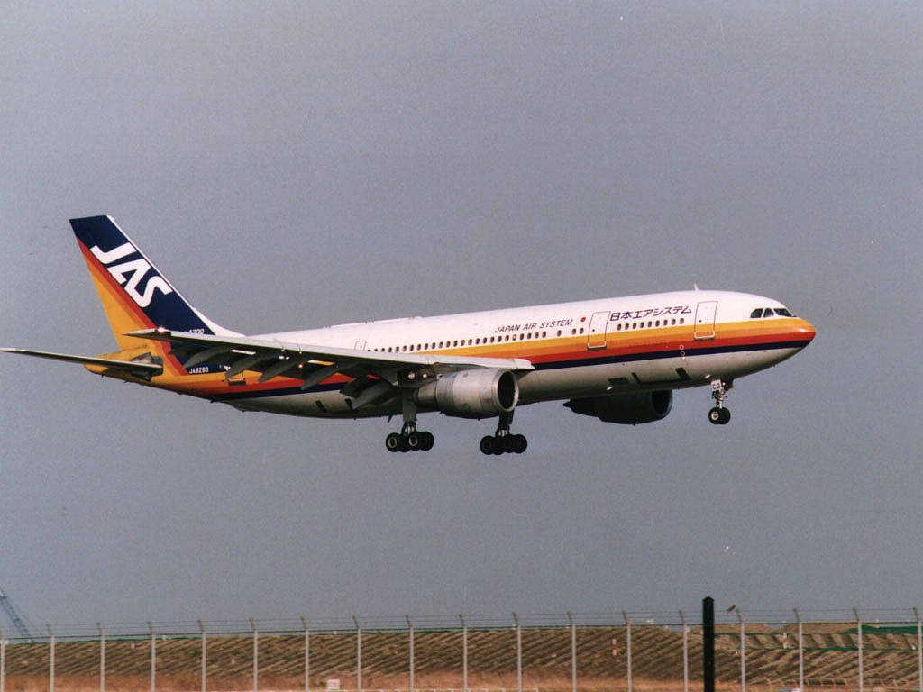 日本 桌布 壁紙 — 一架日本航空系統的空中巴士A300在灰色天空下，起落架放下起飛。