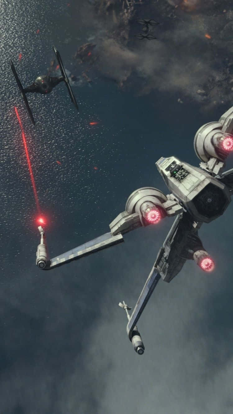 X-wing Fighter 桌布 壁紙 — 一架星際戰機在充滿碎片和爆炸的風暴般太空戰鬥中，向TIE戰機發射紅色雷射。