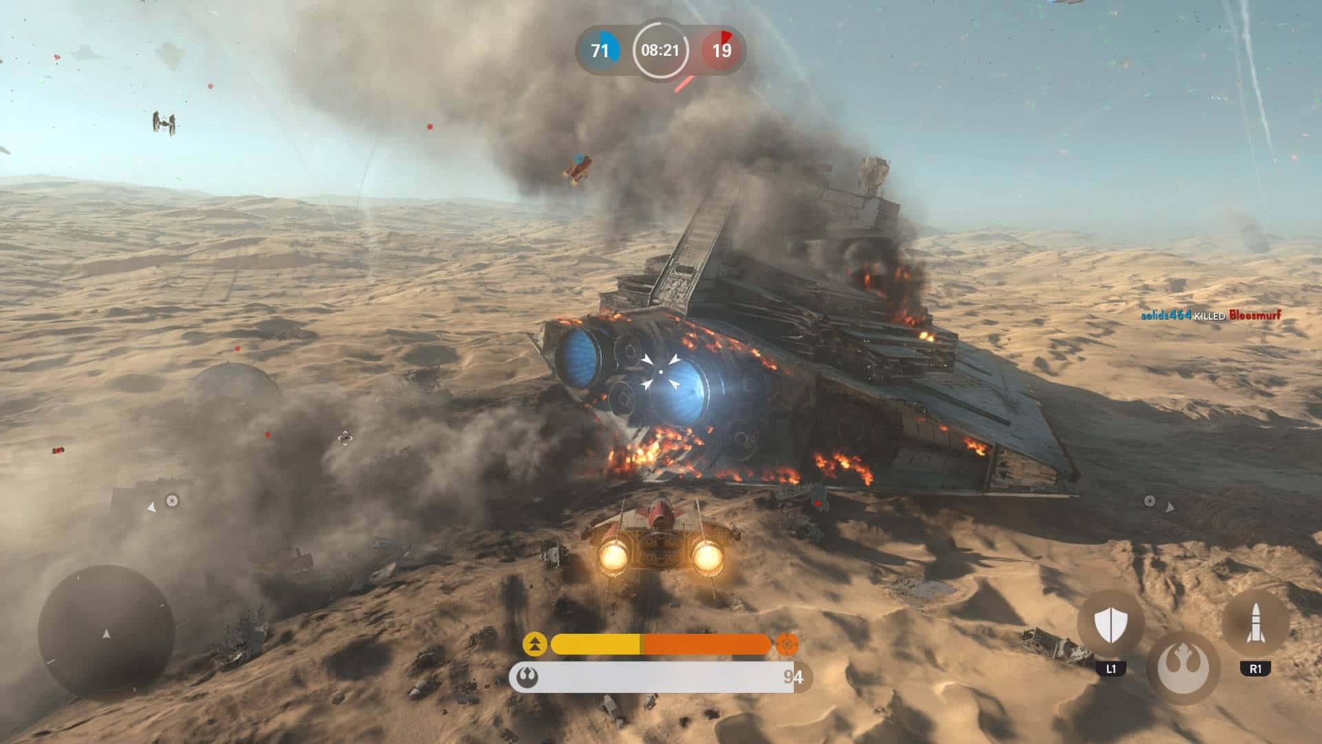 Jakku 桌布 壁紙 — 一架星際戰機在沙漠戰場墜毀並爆炸，一輛飛梭摩托車在煙霧和火焰中接近。