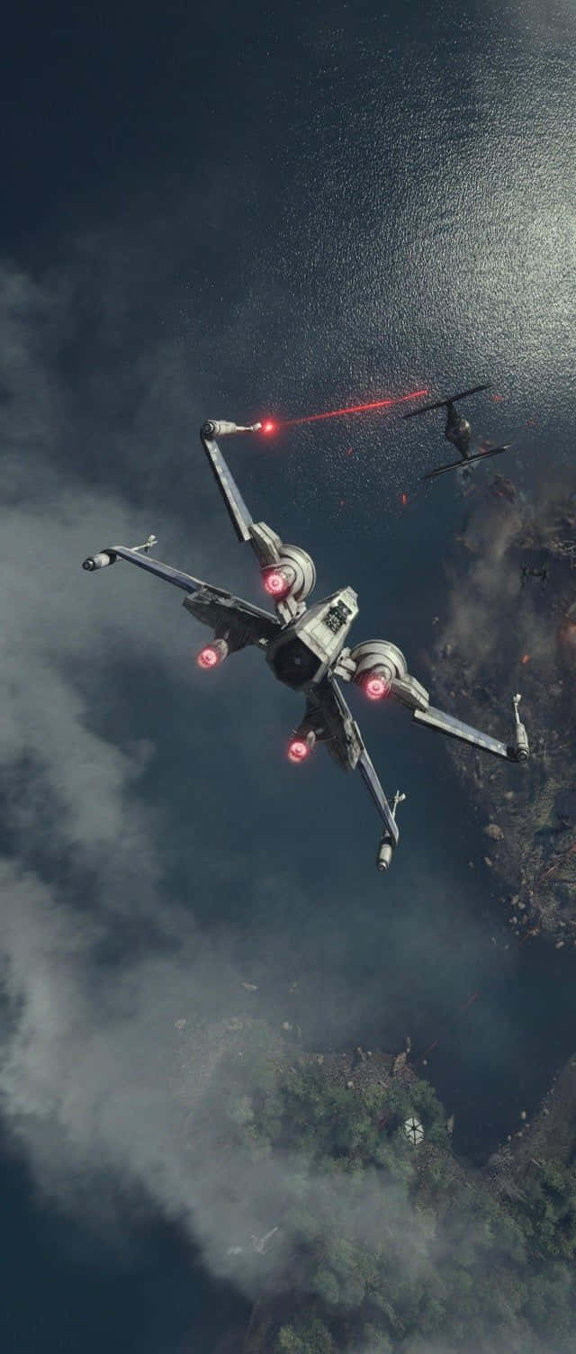 Star Wars X Wing 桌布 壁紙 — 一架星際戰鬥機在霧氣籠罩的森林星球上空向敵艦發射紅色雷射。