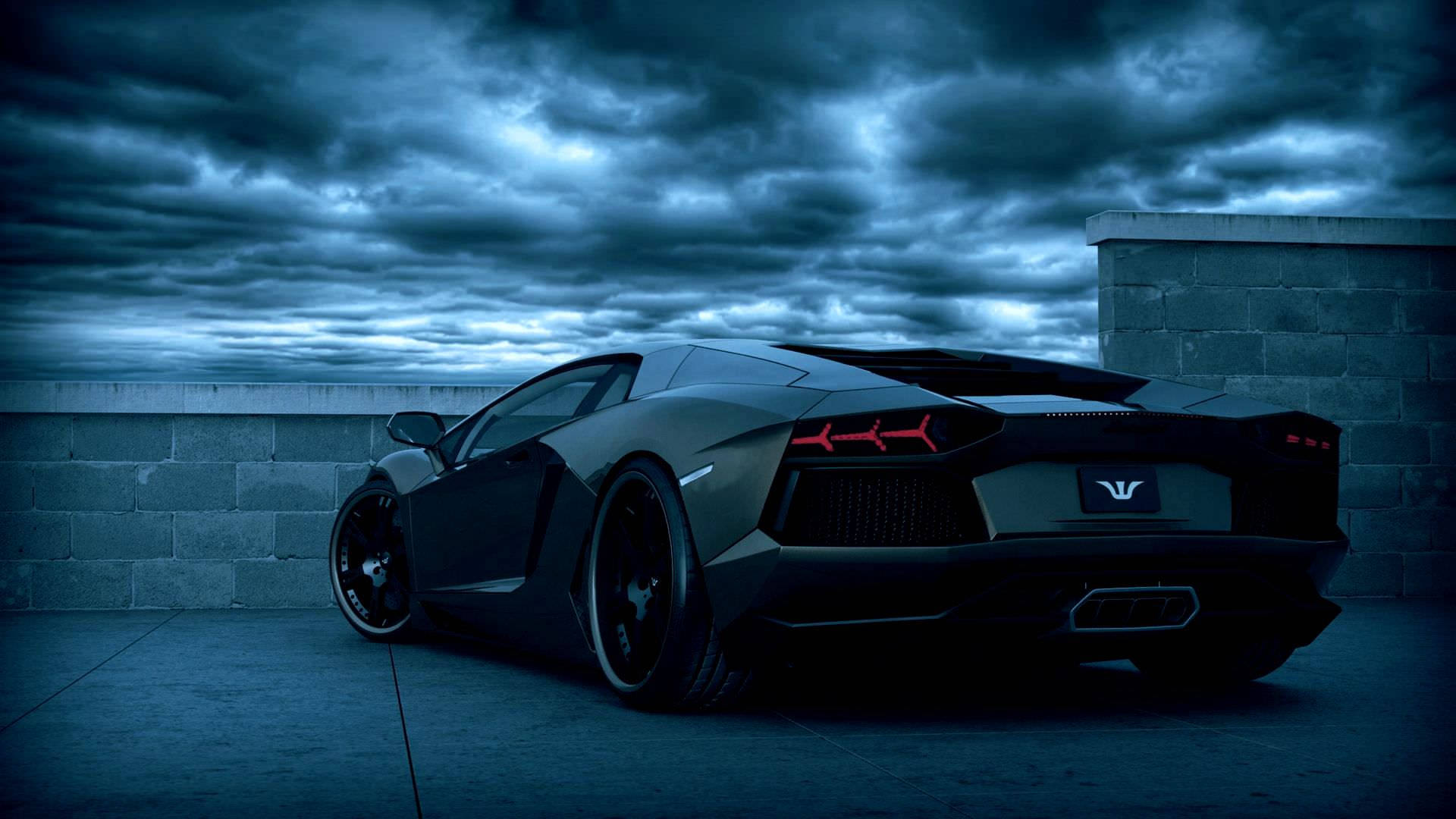 Lamborghini 4K 桌布 壁紙 — 一架時尚啞黑色藍寶堅尼Aventador停放在混凝土屋頂上，背景是暴風雨前夕的暮色天空，紅色尾燈閃爍發光。