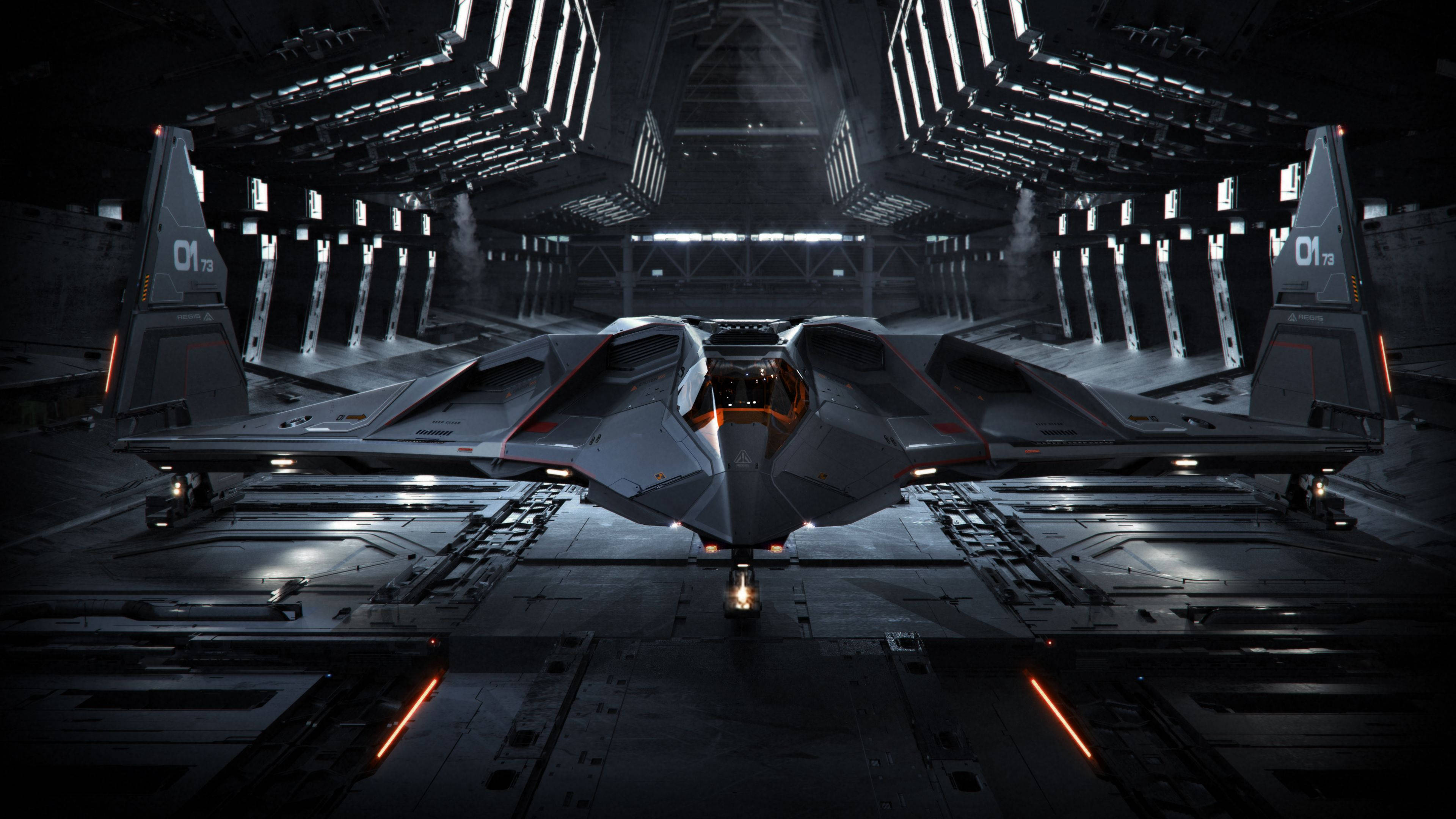 Star Citizen 桌布 壁紙 — 一架時尚的未來戰機停在光線昏暗的機庫中，上方有發光的橙色點綴和高聳的金屬結構。