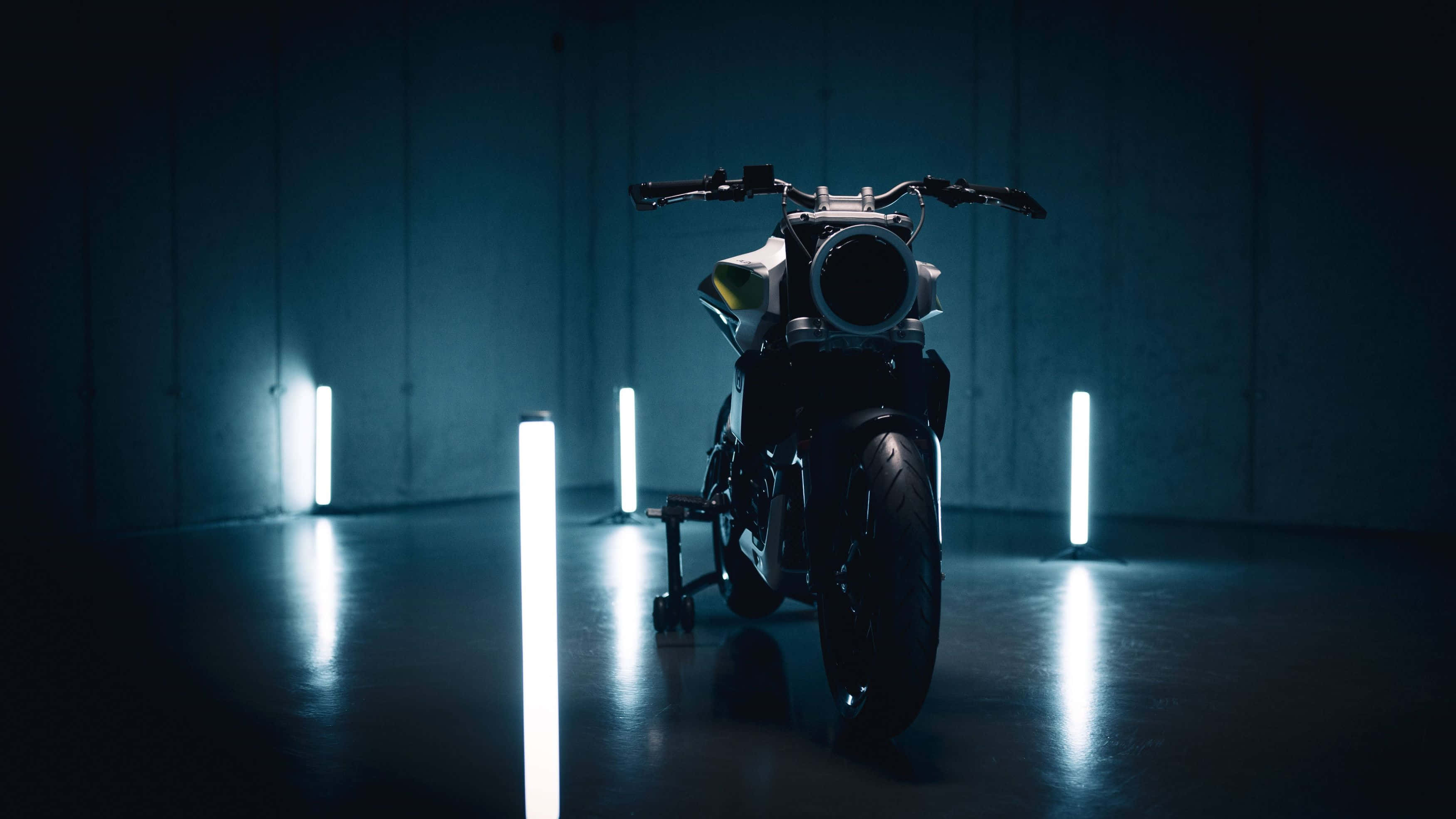 Electric Bike 桌布 壁紙 — 一架時尚的未來摩托車位於昏暗的混凝土房間中央，由垂直發光的藍色燈條照亮。