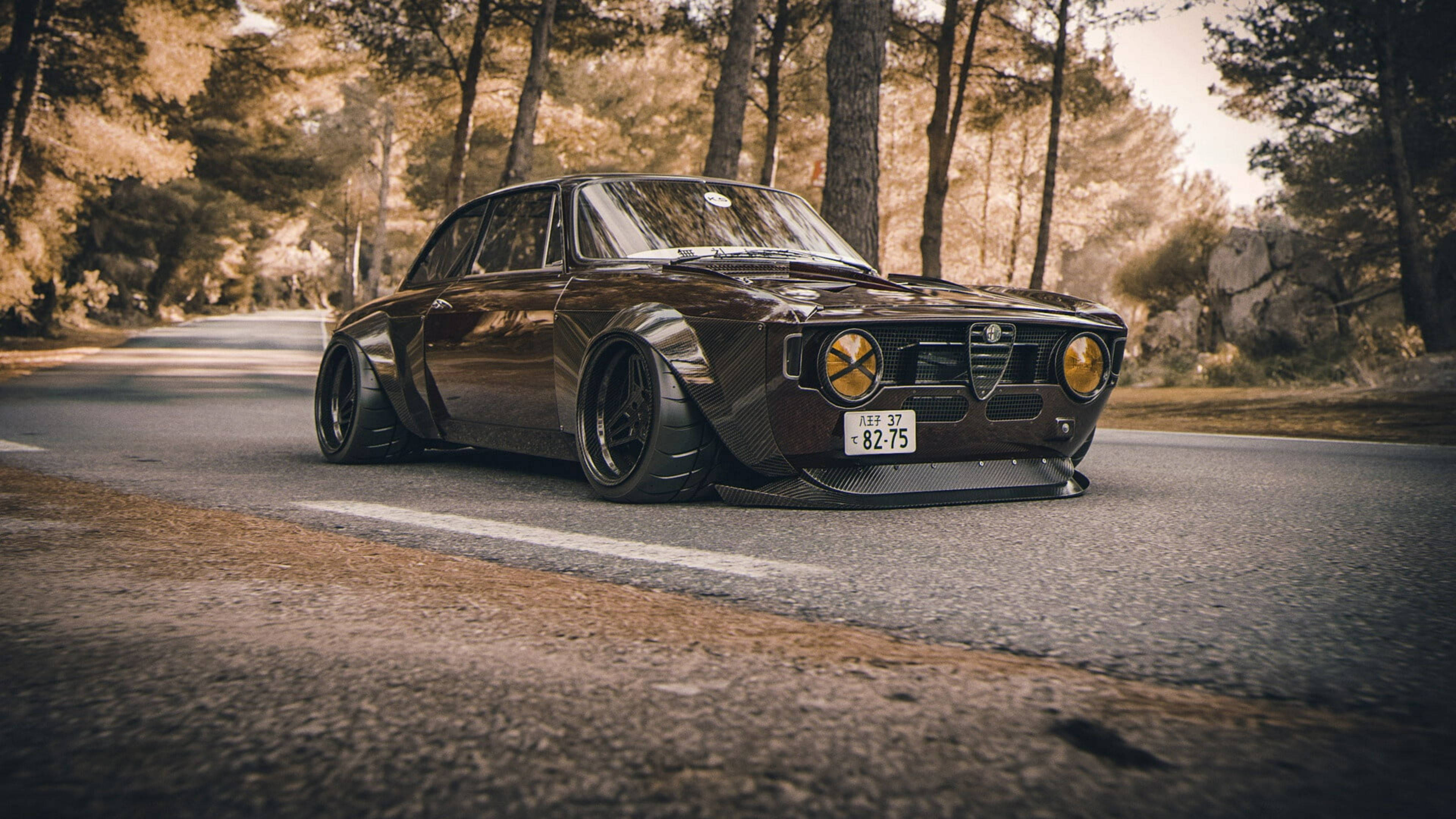 Alfa Romeo 桌布 壁紙 — 一架時尚的棕色 Alfa Romeo 跑車，配備定制寬體套件和黃色頭燈，停在森林道路上。