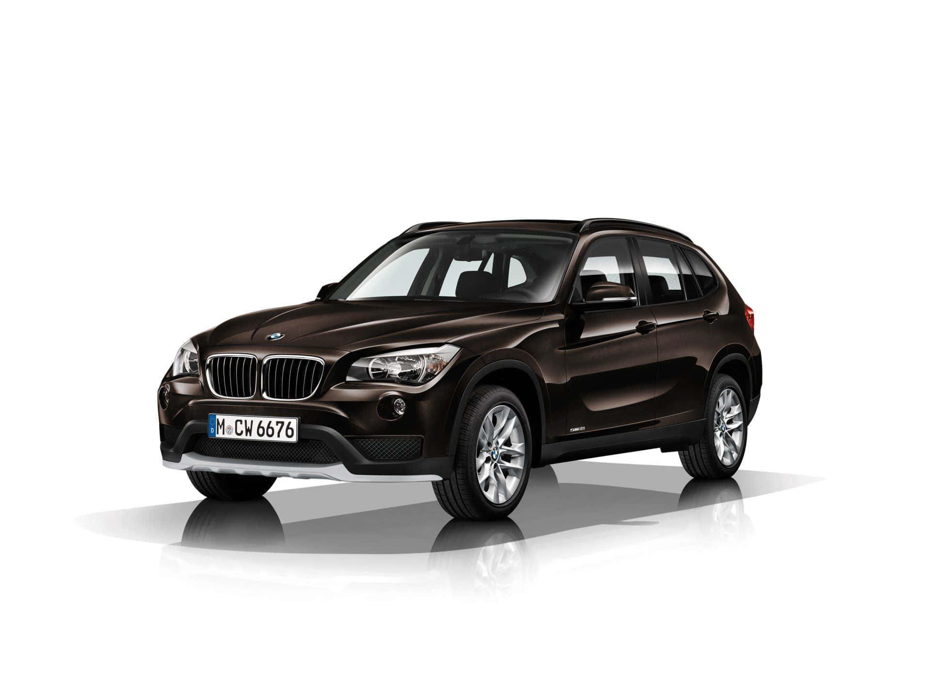 Bmw X1 桌布 壁紙 — 一架時尚的棕色BMW X1 SUV孤立地停在反射性白色工作室地板上，帶有柔和陰影。