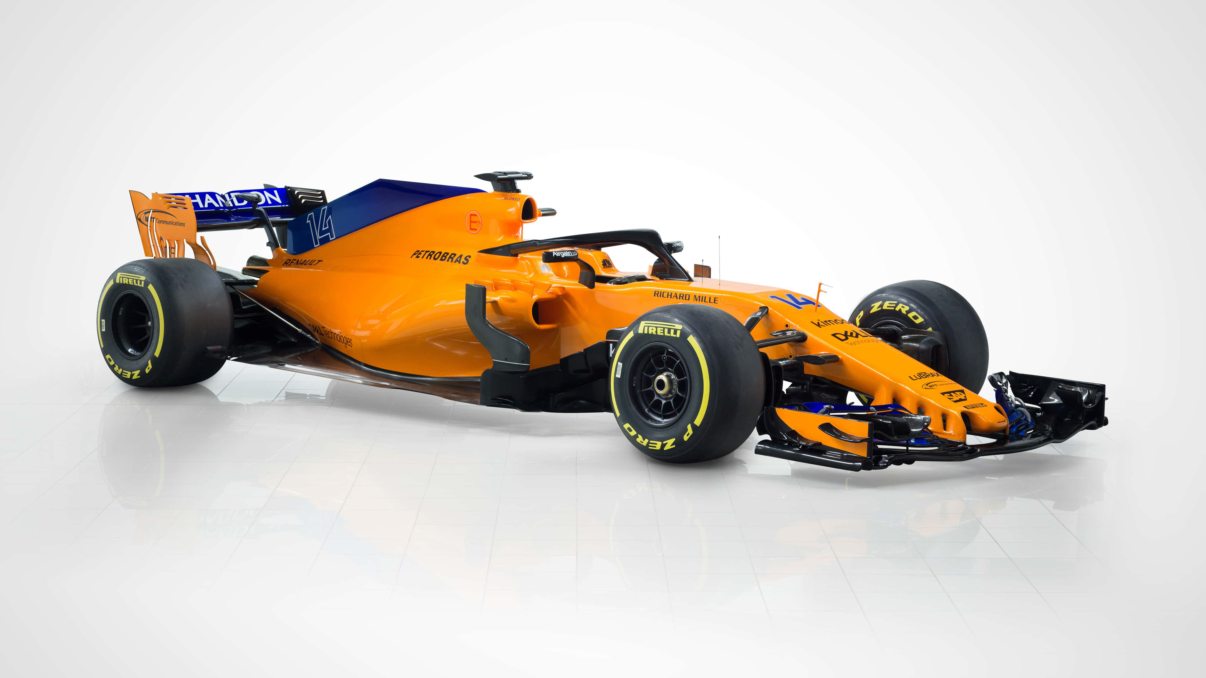 F1 2018 桌布 壁紙 — 一架時尚的橙色和藍色一級方程式賽車，號碼14，停在反射性白色工作室地板上。