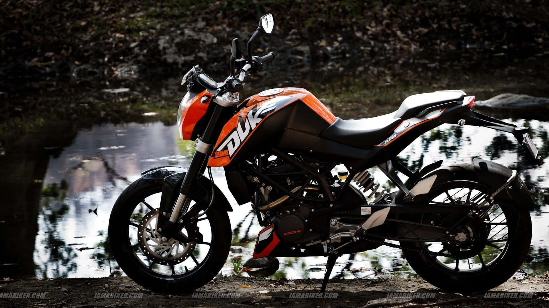 Ktm Bike 桌布 壁紙 — 一架時尚的橙色和黑色KTM Duke摩托車在黃昏時分停靠在反射森林池塘旁。