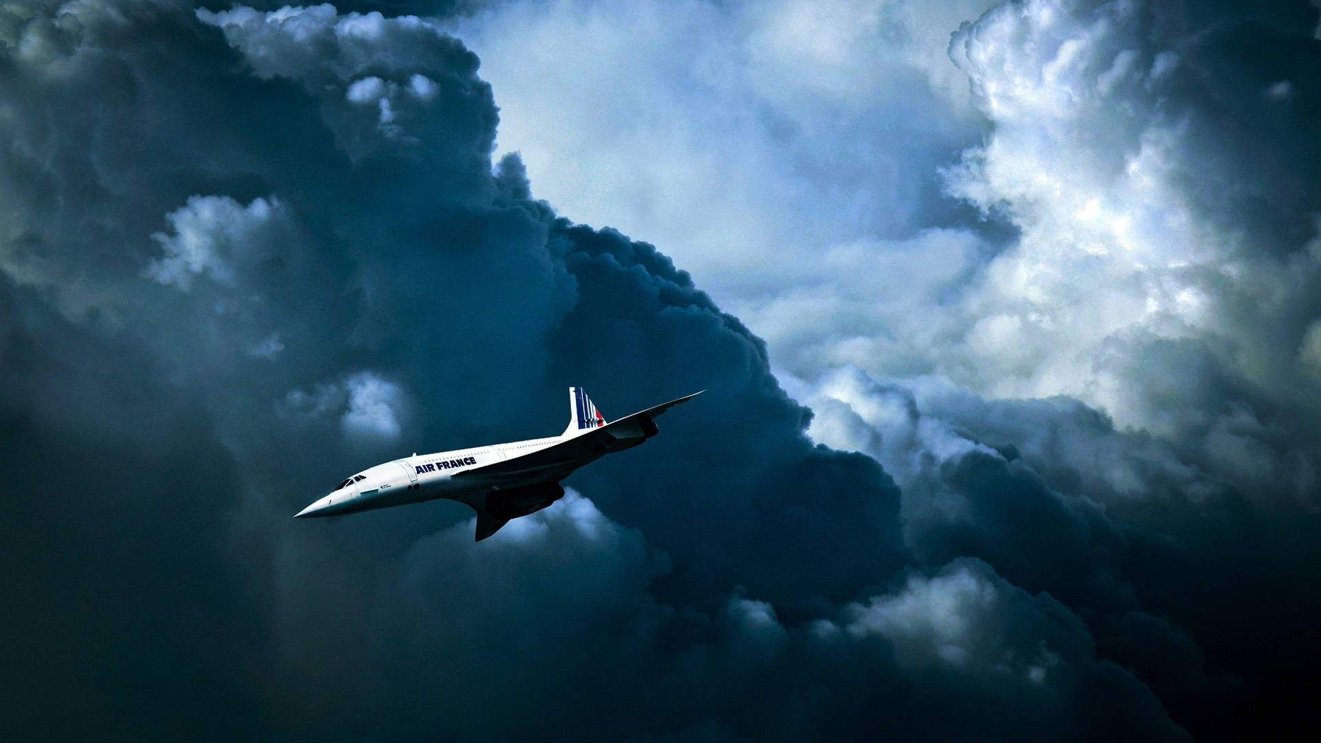 Plane 桌布 壁紙 — 一架時尚的法國航空協和號飛機在充滿高聳黑暗和明亮雲層的戲劇性天空中翱翔。