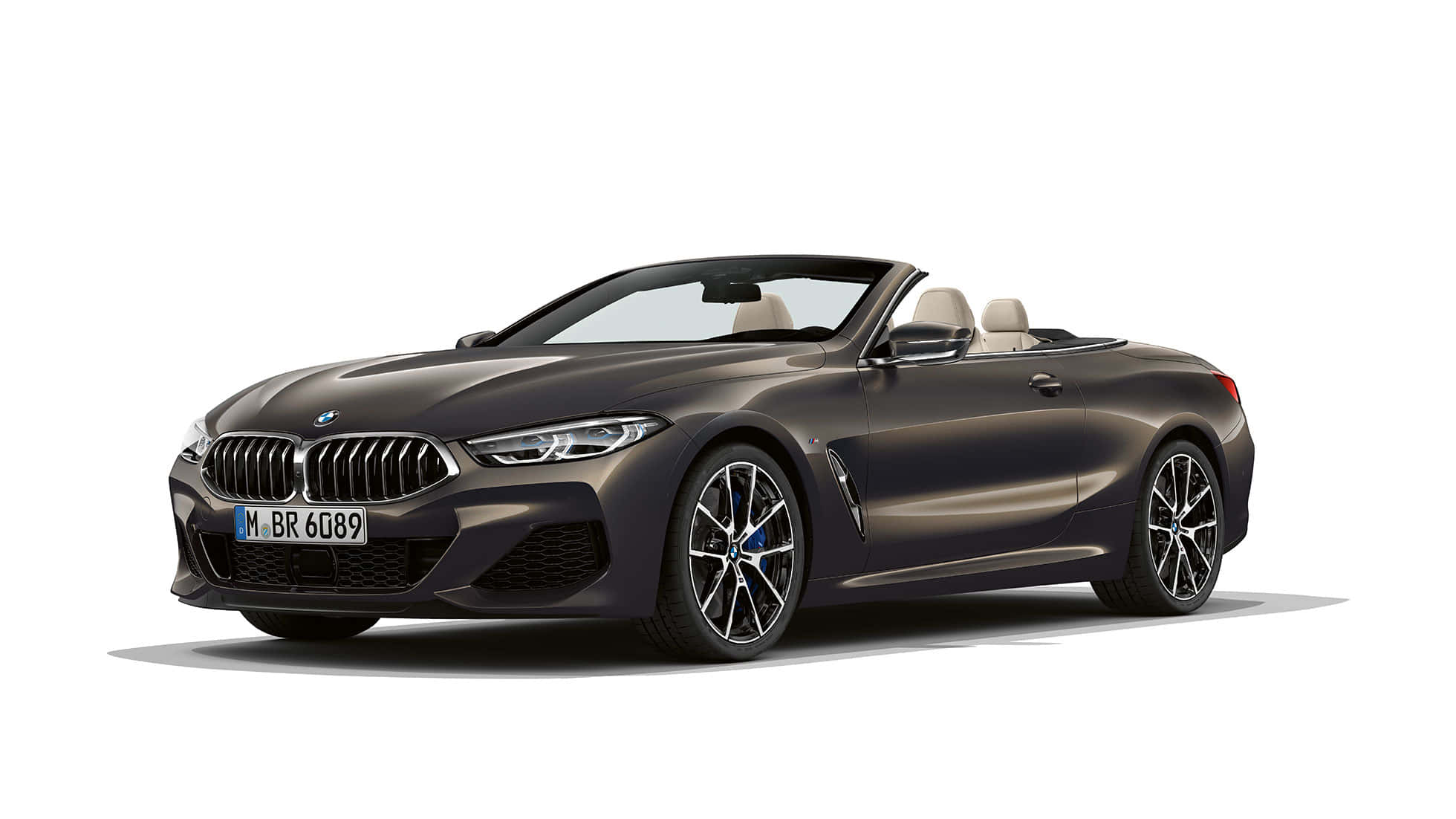 BMW 動圖 桌布 壁紙 — 一架時尚的深灰色寶馬敞篷車，配備米色內飾和黑色輪圈，孤立在白色背景上。