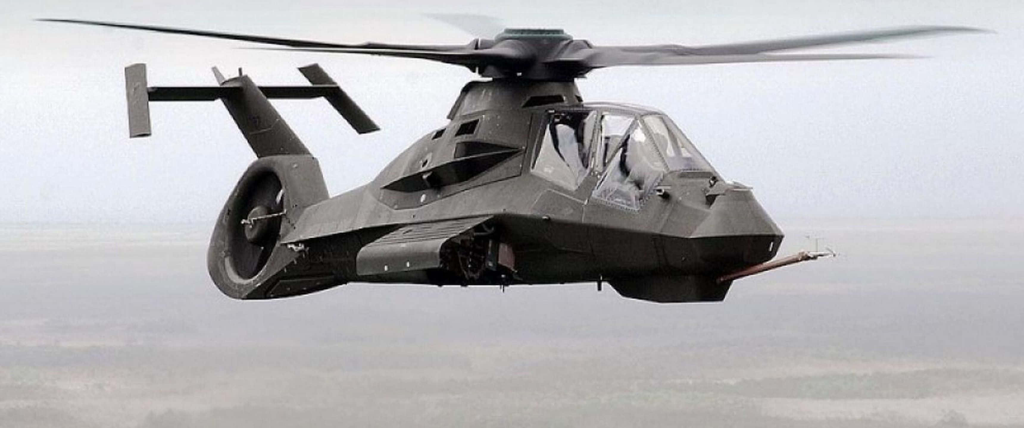 3440x1440p Helicopters 桌布 壁紙 — 一架時尚的深灰色軍用直升機在朦朧的天空中翱翔，下方是模糊的風景。
