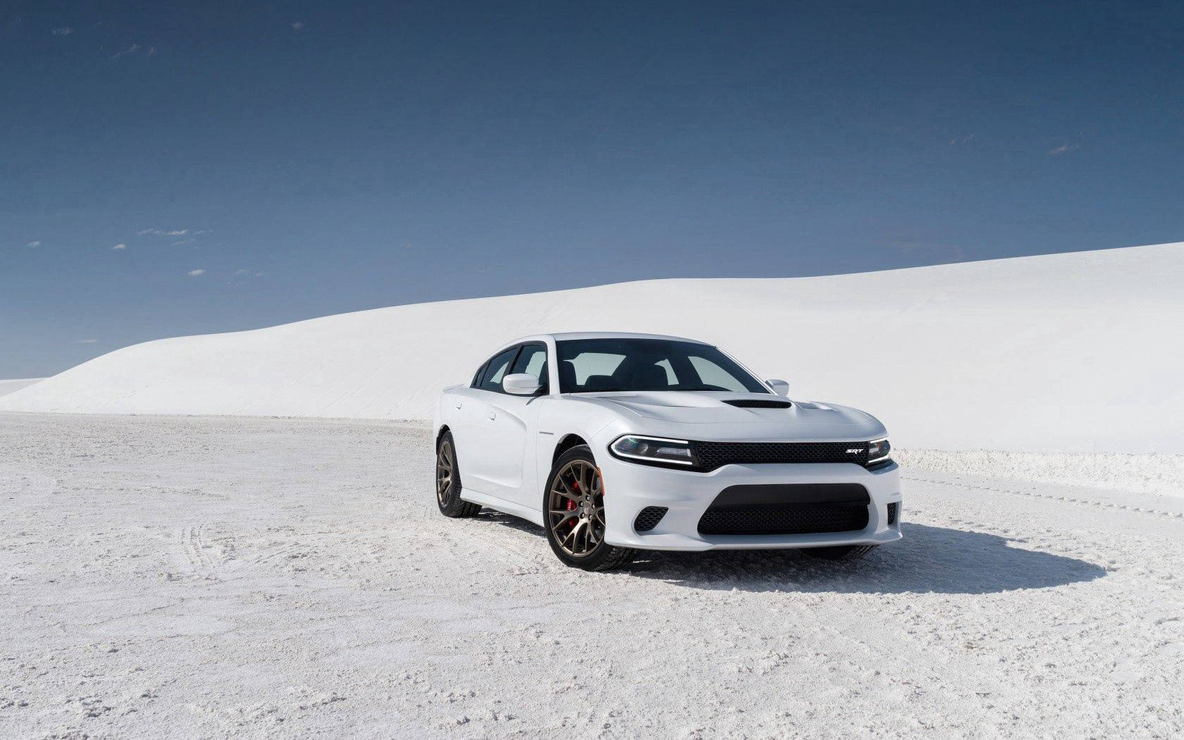道奇隊 桌布 壁紙 — 一架時尚的白色 Dodge Charger RT 停泊在廣闊的白色沙丘上，天空湛藍清澈。