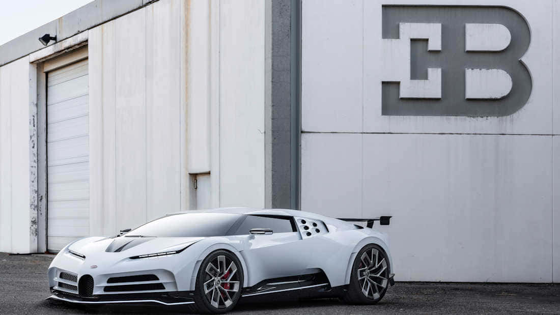 桌布 壁紙 — 一架時尚的白色Bugatti Chiron Super Sport 300+停在一棟帶有大型「B」標誌的簡約工業建築前。