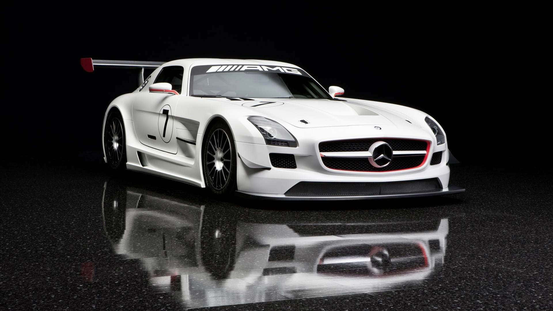 Amg 桌布 壁紙 — 一架時尚的白色Mercedes-AMG SLS GT1賽車，編號7，停在光滑的黑色地板上，在黑暗背景下反射出其銳利的線條。