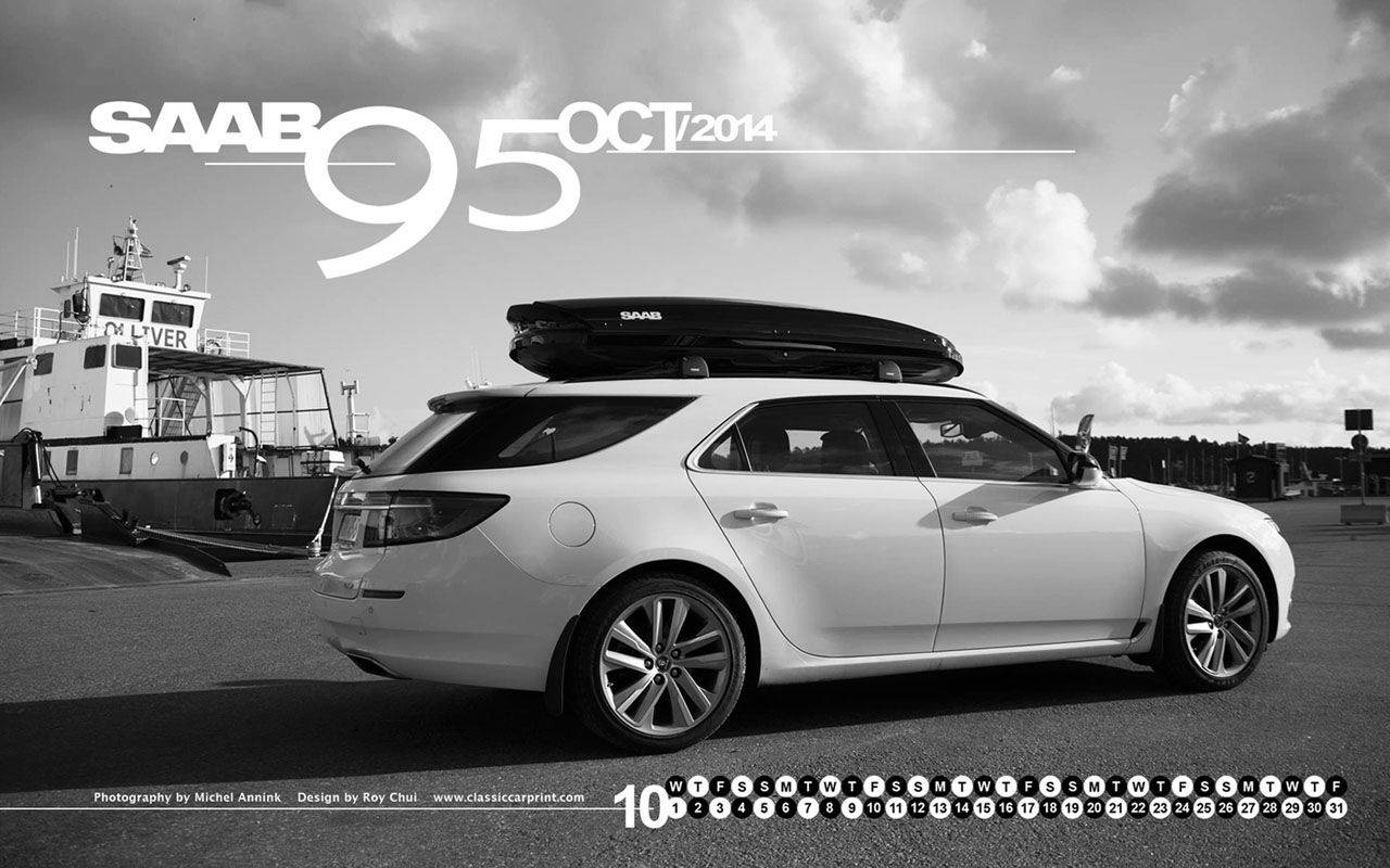 Saab 桌布 壁紙 — 一架時尚的白色Saab 95旅行車配備車頂箱，停泊在船隻旁邊，天空多雲而富有戲劇性。