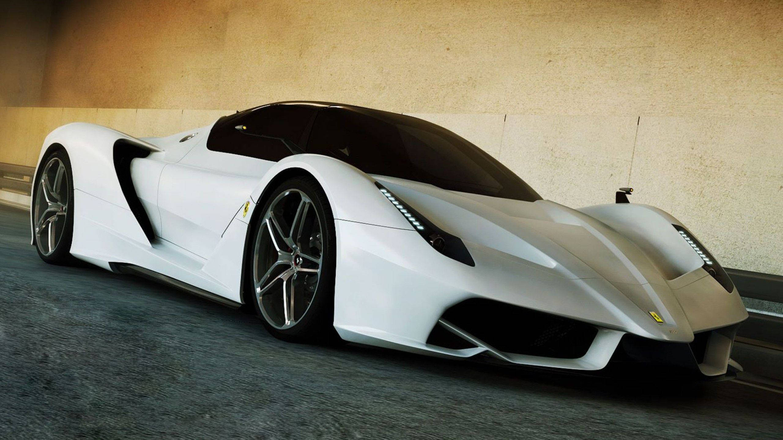white ferrari 桌布 壁紙 — 一架時尚的白色法拉利跑車，帶有黑色飾邊，停放在一個帶有溫暖環境照明的混凝土隧道下。