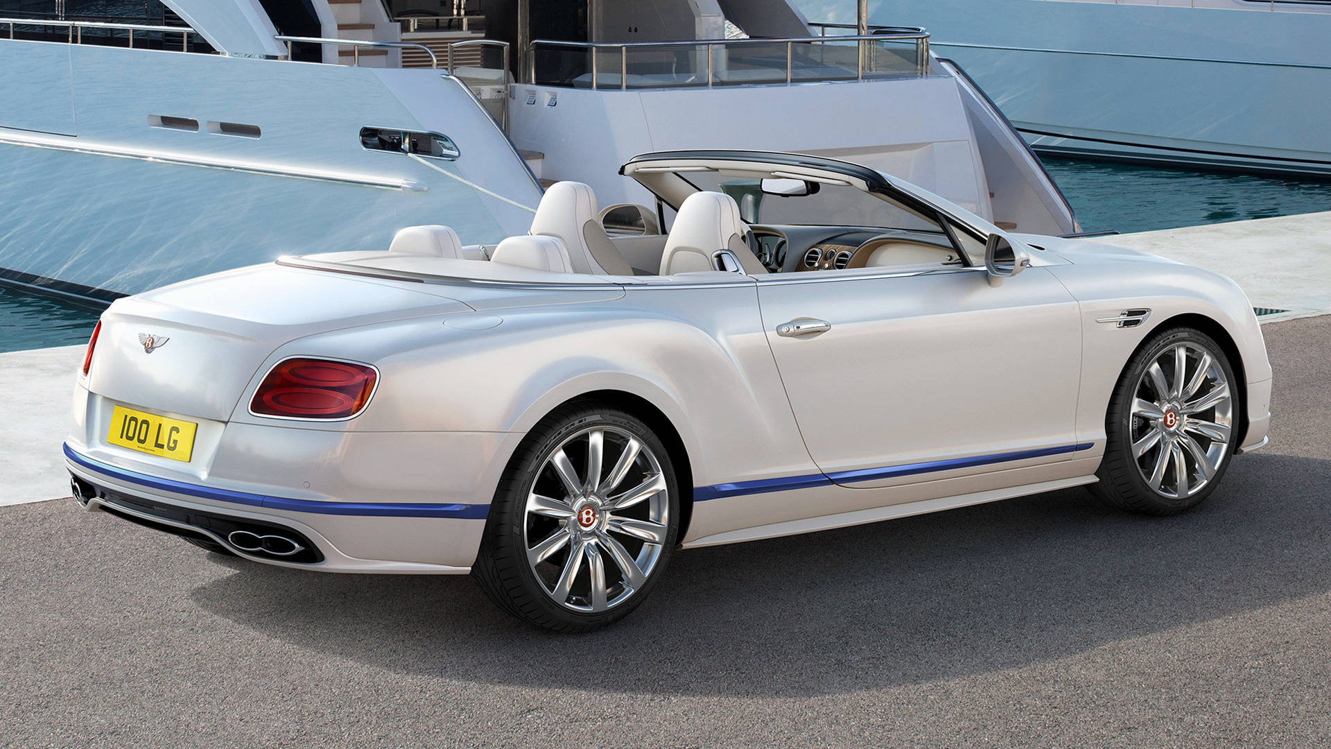 bentley HD 桌布 壁紙 — 一架時尚的白色賓利敞篷車停泊在豪華遊艇碼頭，背景有遊艇。