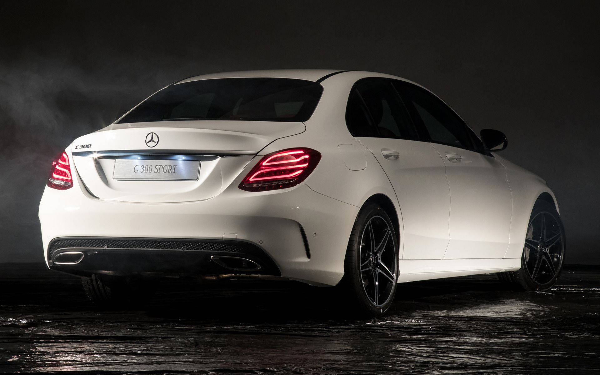 Mercedes Benz C300 桌布 壁紙 — 一架時尚的白色賓士C 300 Sport轎車在黑暗煙霧繚繞的攝影棚背景下，紅色尾燈閃爍發光。