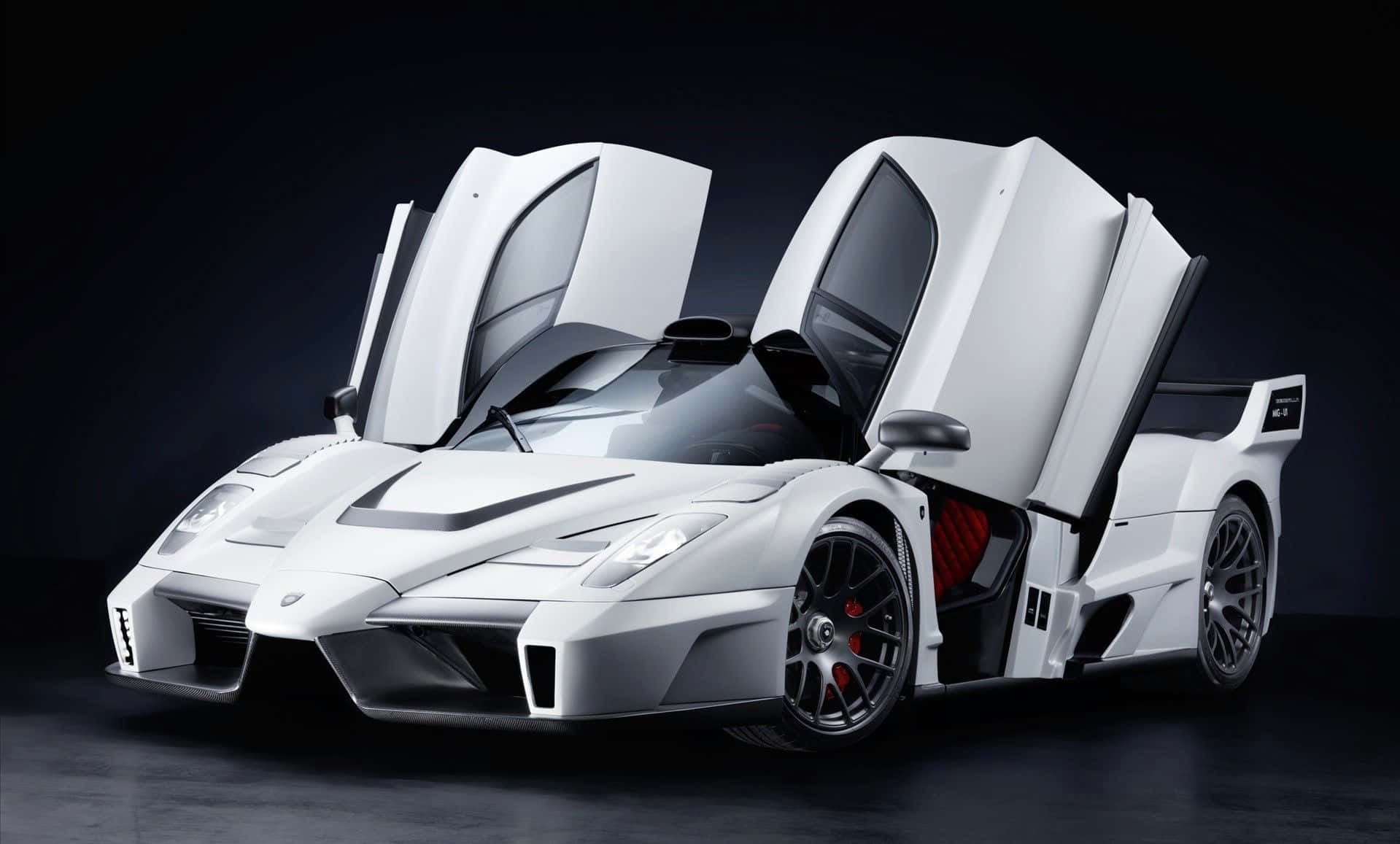 Ferrari Enzo 桌布 壁紙 — 一架時尚的白色超級跑車，鷗翼門在黑暗的攝影棚背景下打開，露出紅色內飾點綴。