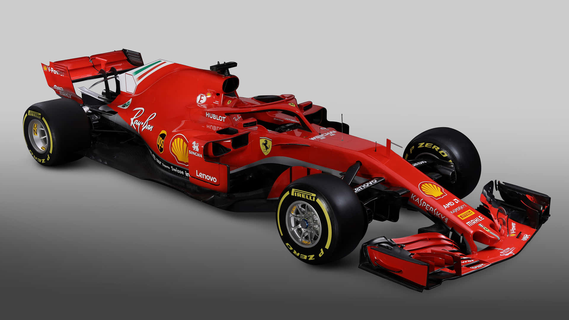 ferrari f1 2018 桌布 壁紙 — 一架時尚的紅色法拉利一級方程式賽車，帶有黑色點綴和贊助商標誌，擺放在中性灰色工作室背景前。