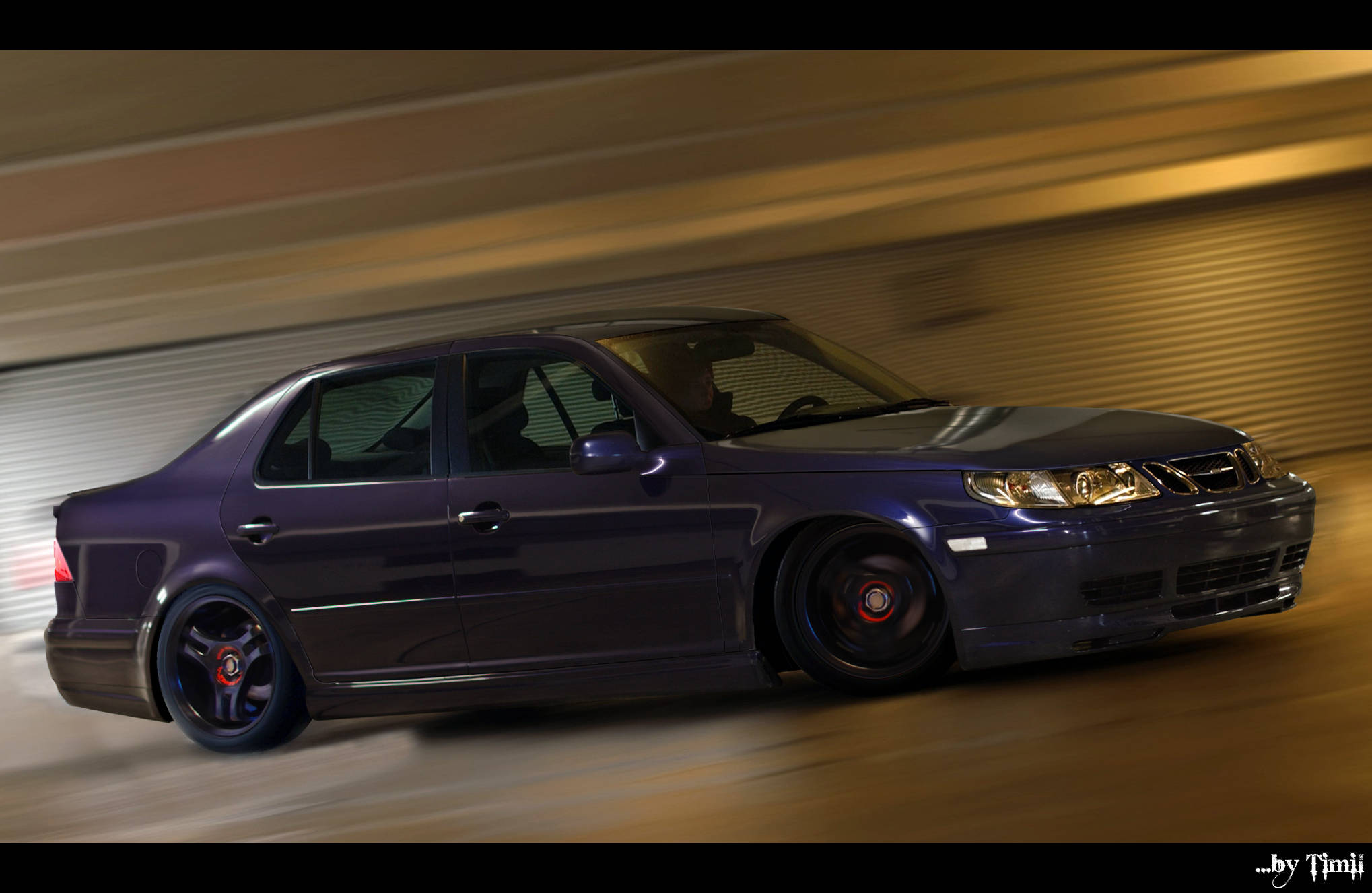 Saab 桌布 壁紙 — 一架時尚的紫色薩博轎車在隧道中疾馳，動態模糊劃過溫暖的黃色牆壁。