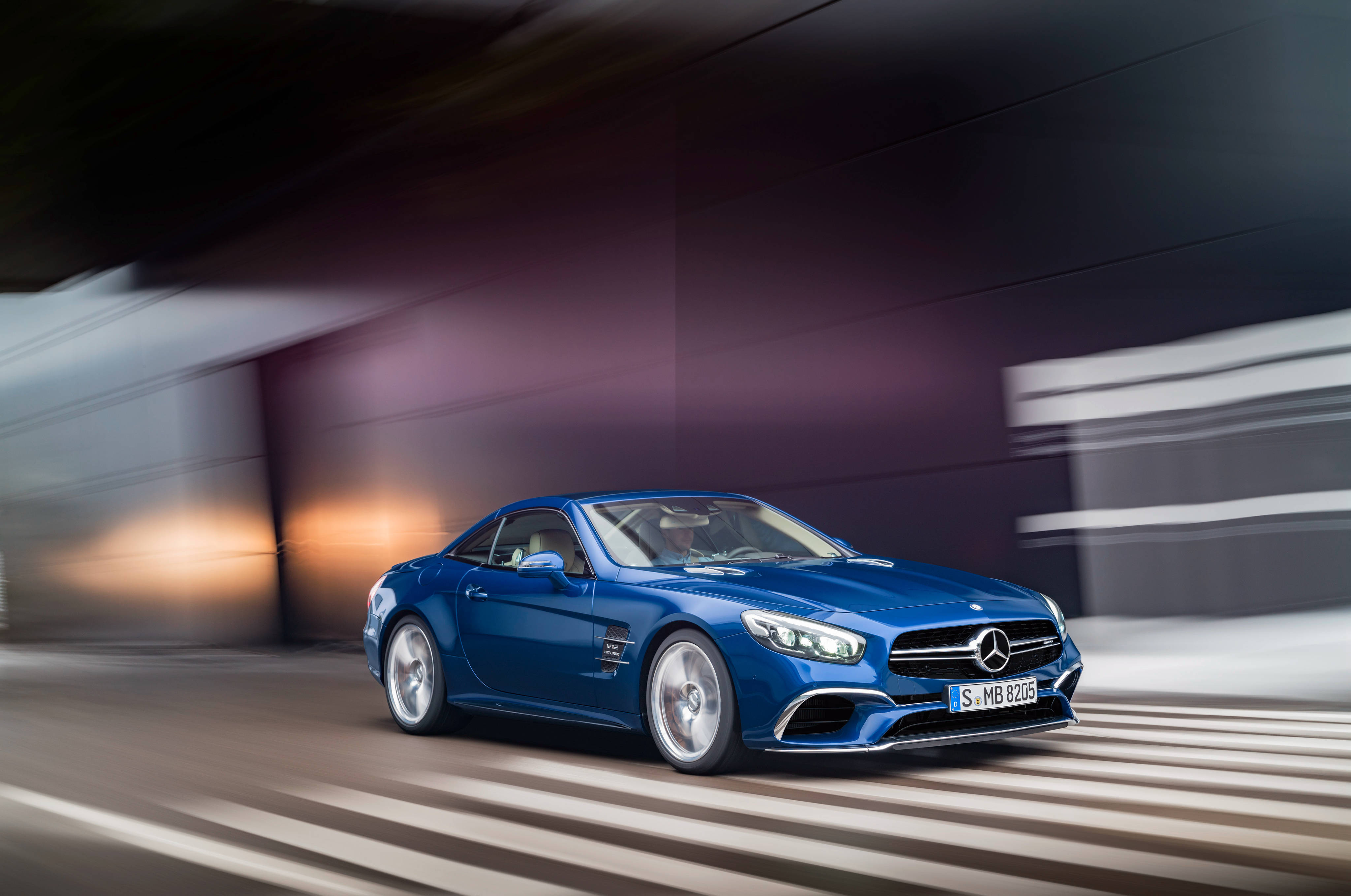 跑車 桌布 壁紙 — 一架時尚的藍色 Mercedes SL 敞篷跑車在隧道中疾馳，動態模糊效果強調其動感。