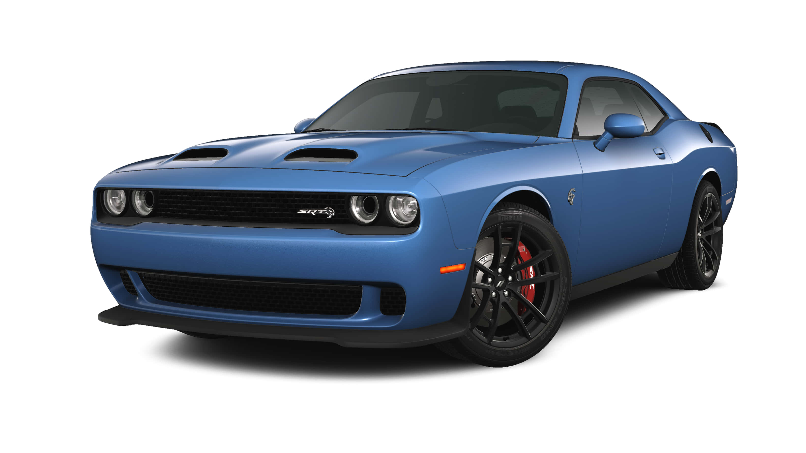 Dodge 桌布 壁紙 — 一架時尚的藍色Dodge Challenger SRT，配備黑色輪圈和紅色制動卡鉗，在純白色背景前矗立。