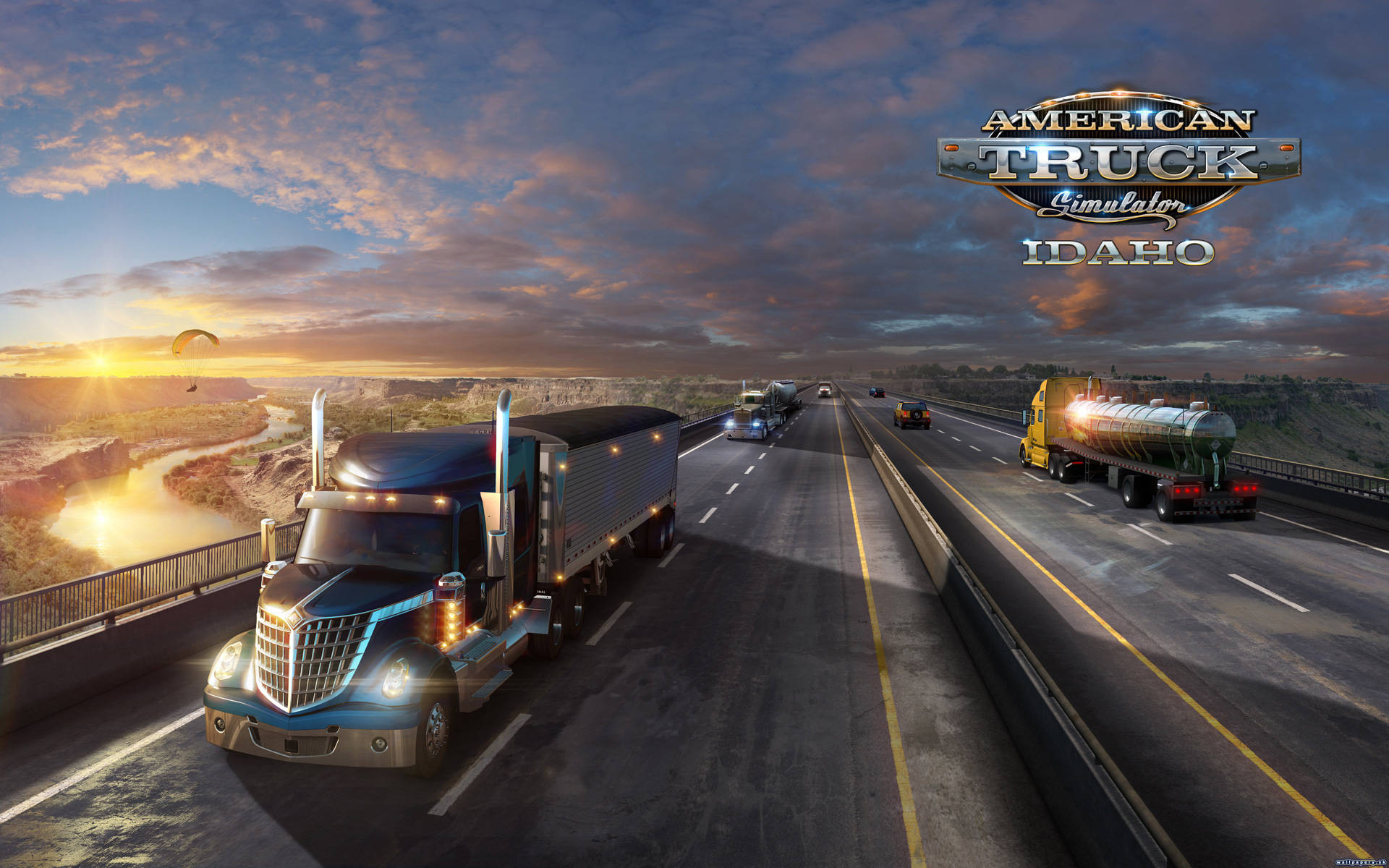 American Truck Simulator 桌布 壁紙 — 一架時尚的藍色半掛卡車帶領車隊在高速公路上行駛，夕陽下遠處可見河流和降落傘。