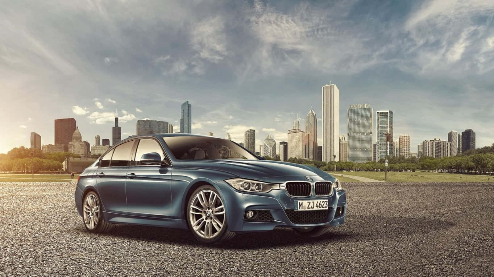 Bmw Android 桌布 壁紙 — 一架時尚的藍色寶馬轎車停在碎石上，背景是現代城市天際線和散落的雲朵。