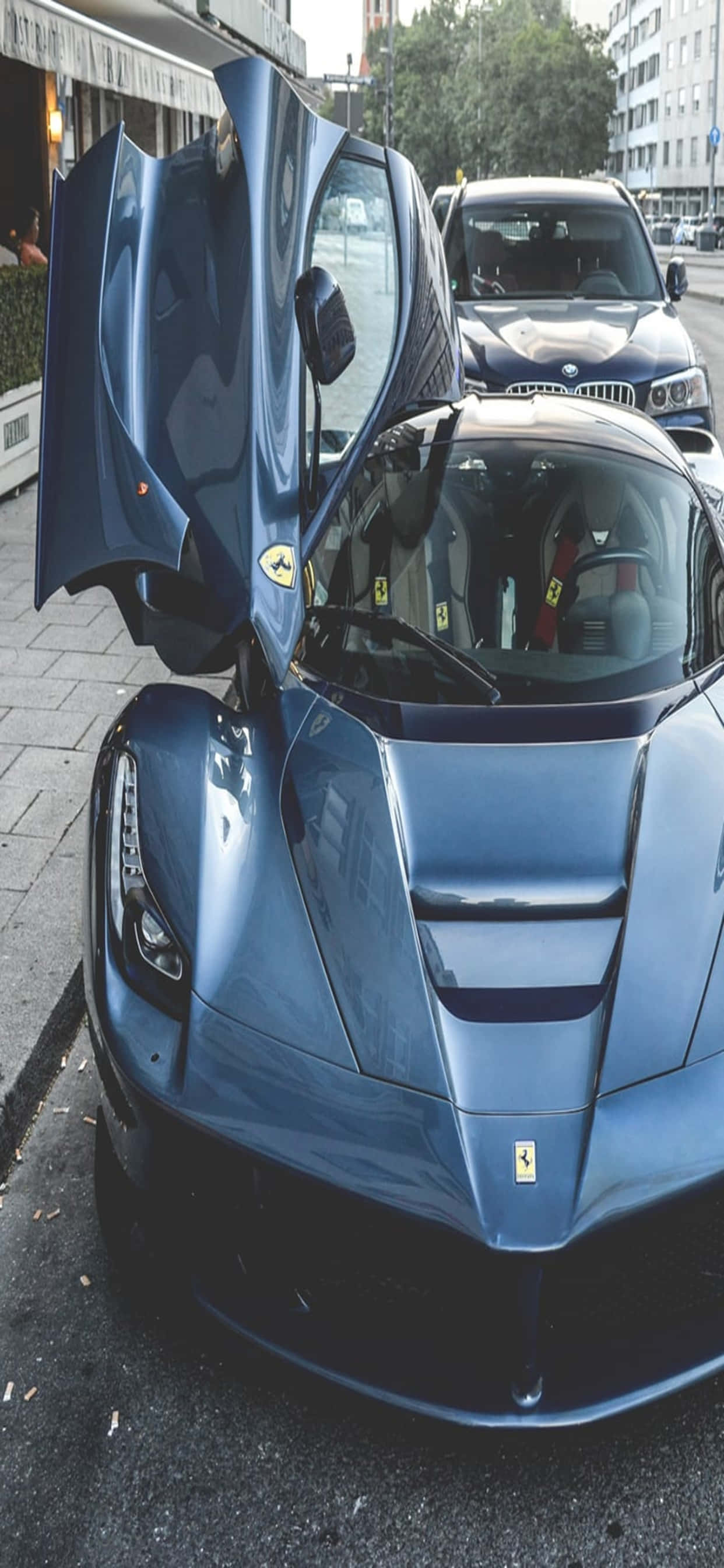 跑車 桌布 壁紙 — 一架時尚的藍色法拉利LaFerrari，鷗翼門打開，停泊在城市的街道上。