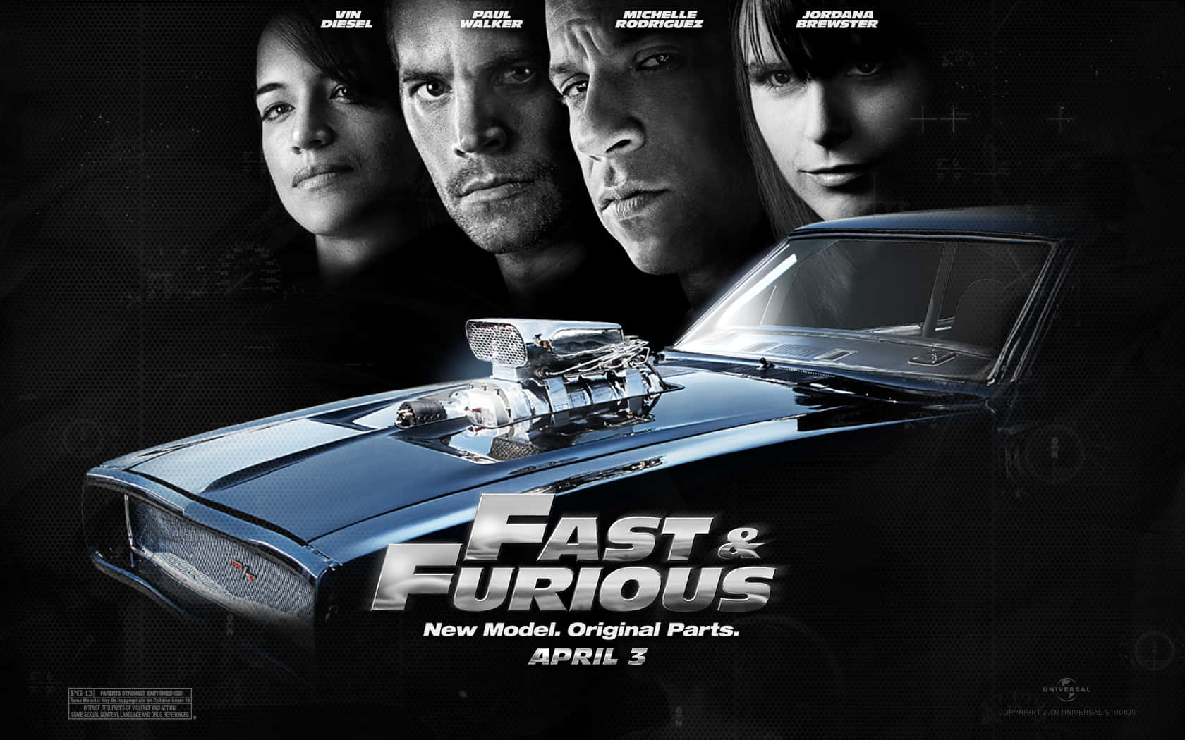 Fast And Furious 1 桌布 壁紙 — 一架時尚的藍色肌肉車配備鍍鉻增壓器，在黑暗背景中佔據主導地位，並配有《玩命關頭》演員的強烈特寫鏡頭。