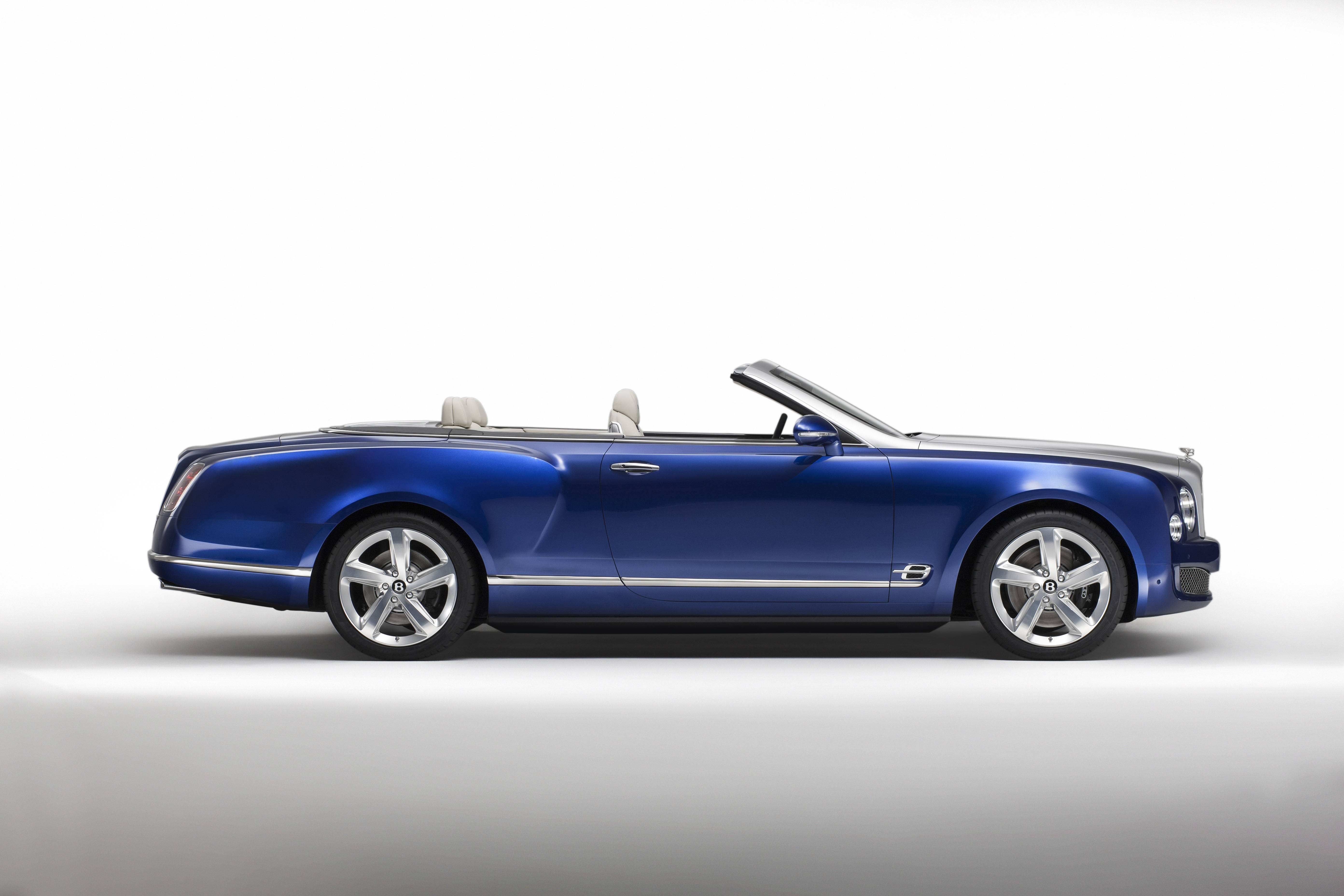 bentley HD 桌布 壁紙 — 一架時尚的藍色賓利敞篷車，帶有銀色飾邊和奶油色皮革座椅，在純白色工作室背景前以側面展示。
