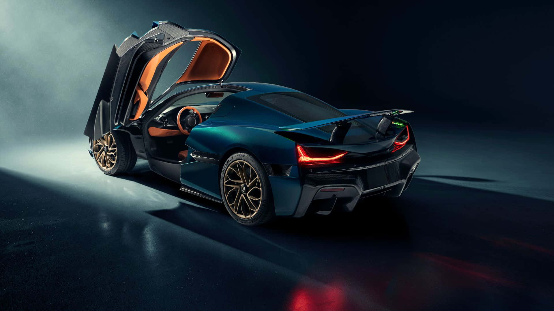 Rimac 桌布 壁紙 — 一架時尚的藍色跑車，打開鷗翼車門，橙色發光內飾，在黑暗的攝影棚中聚光燈下戲劇性地矗立。
