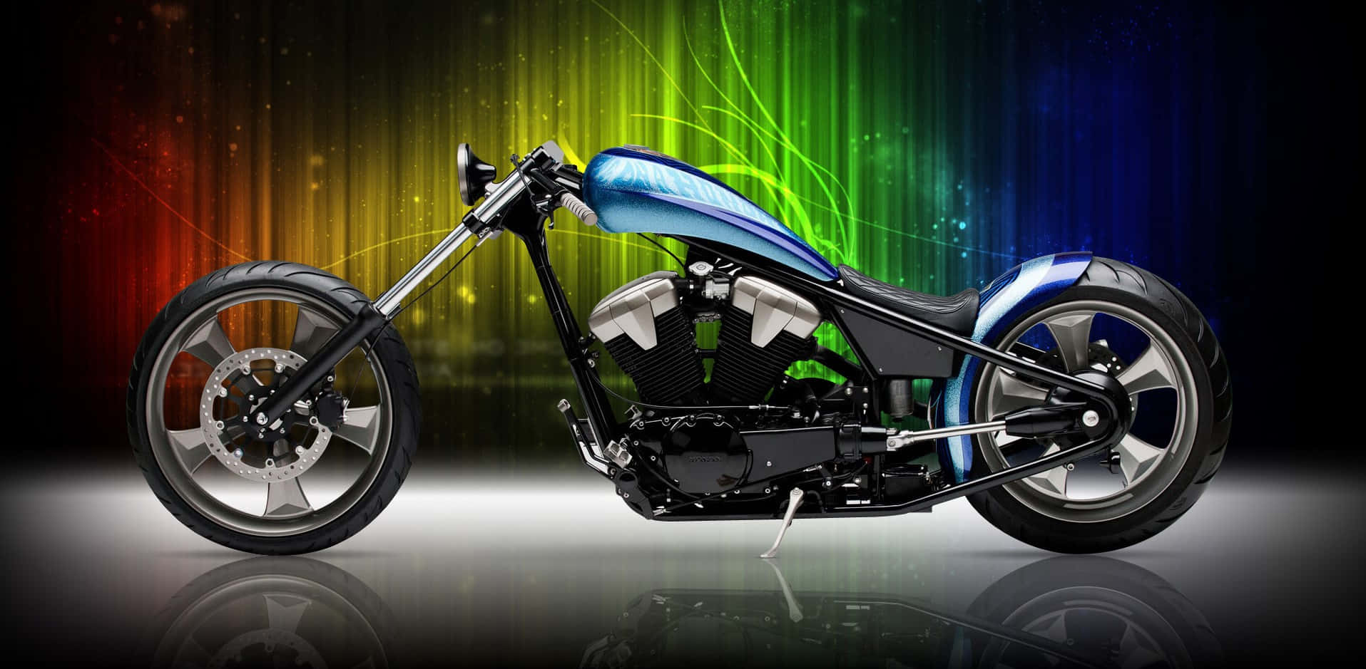 HD Bikes 桌布 壁紙 — 一架時尚的訂製chopper機車，帶有藍色和銀色點綴，在充滿活力的彩虹漸變背景上閃耀。