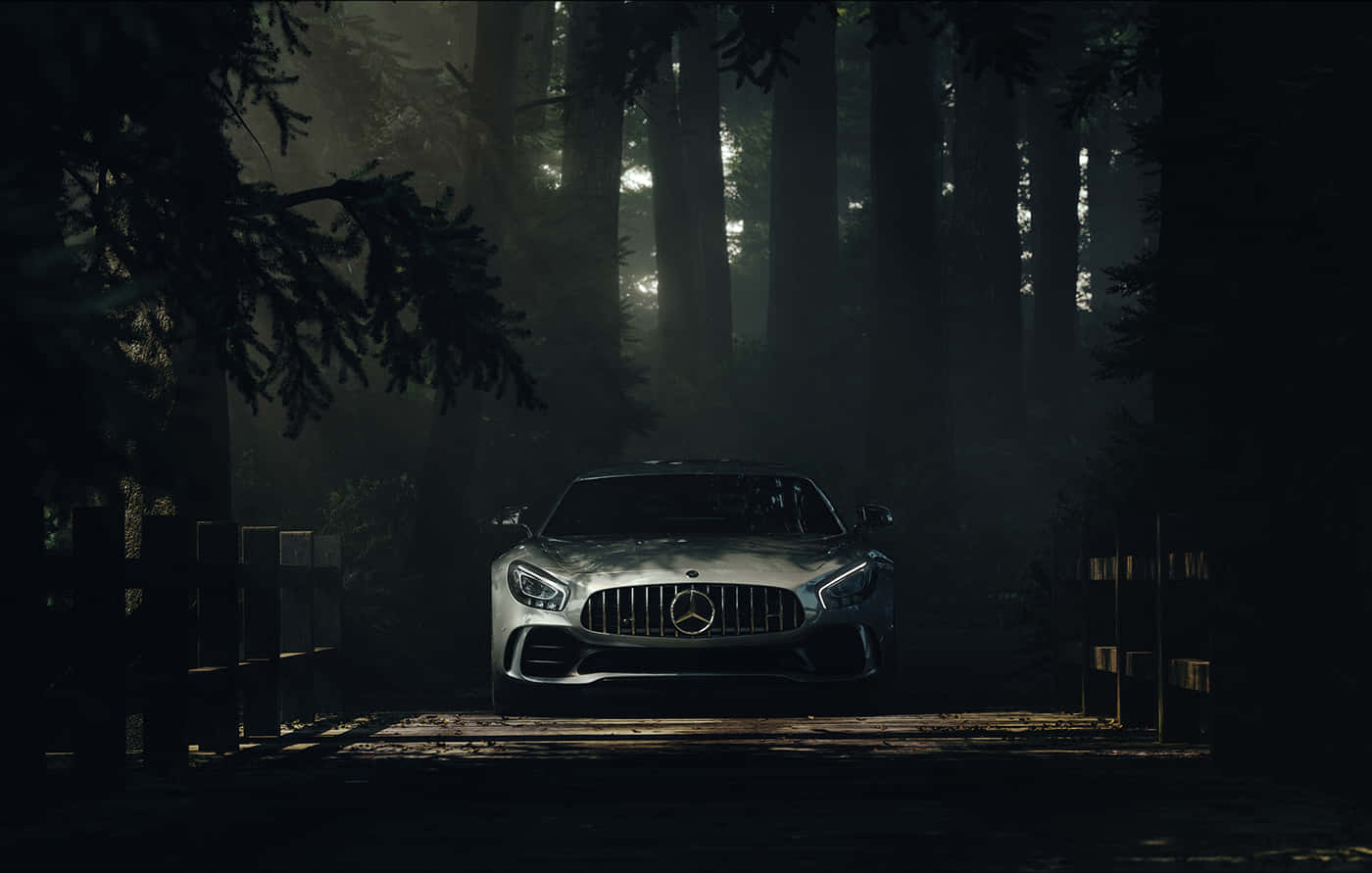 酷 桌布 壁紙 — 一架時尚的銀色 Mercedes-AMG GT 停泊在霧氣瀰漫的黑暗森林中的木橋上，周圍是高聳的樹木。