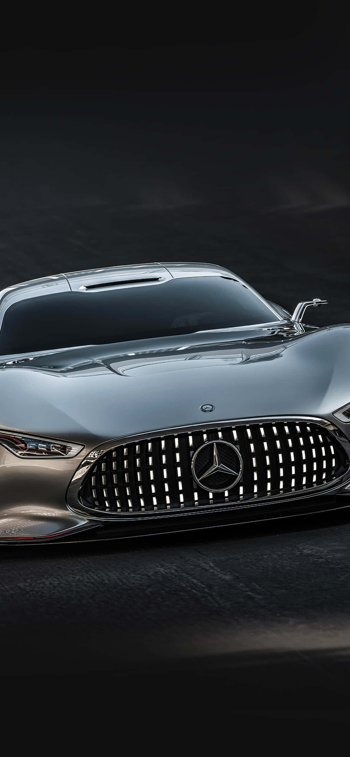 跑車 桌布 壁紙 — 一架時尚的銀色 Mercedes 跑車，帶有發光格柵和鋒利頭燈，主導著黑暗的攝影棚環境。