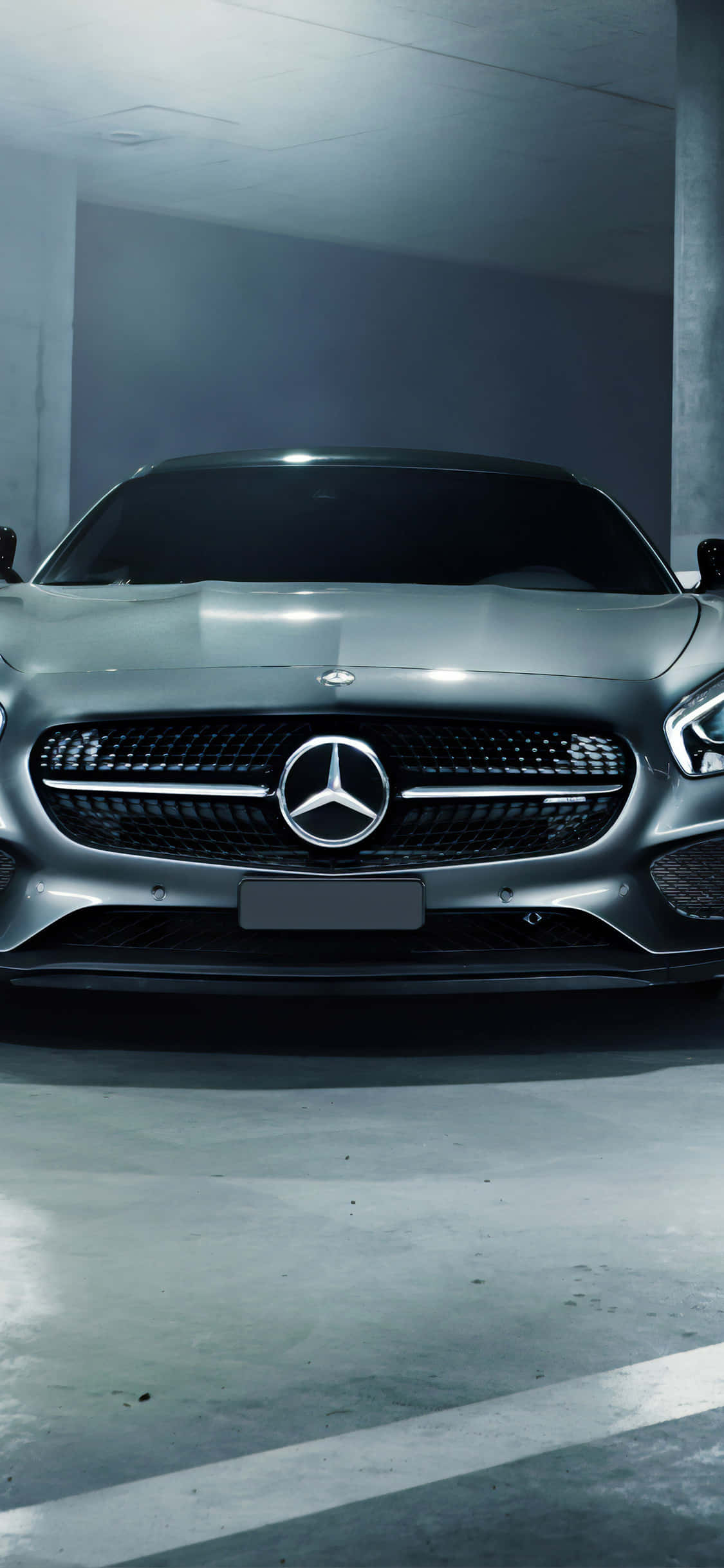 跑車 桌布 壁紙 — 一架時尚的銀色 Mercedes 跑車在簡約的混凝土車庫中，在冰冷的人造燈光下閃閃發光。