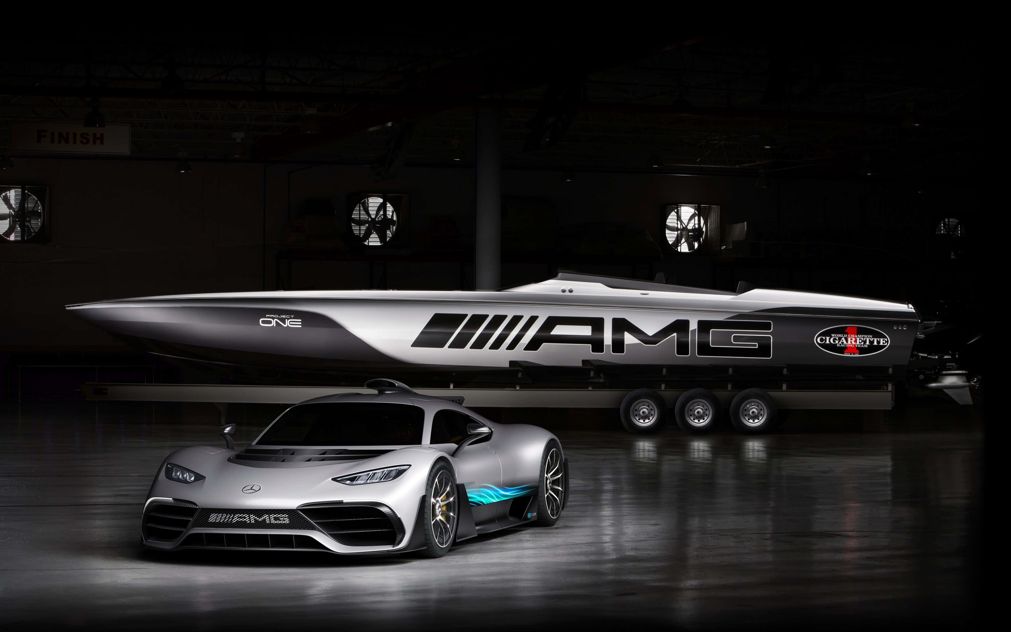 Mercedes 桌布 壁紙 — 一架時尚的銀色AMG跑車和相配的快艇在黑暗的工業車庫中被戲劇性地照亮。