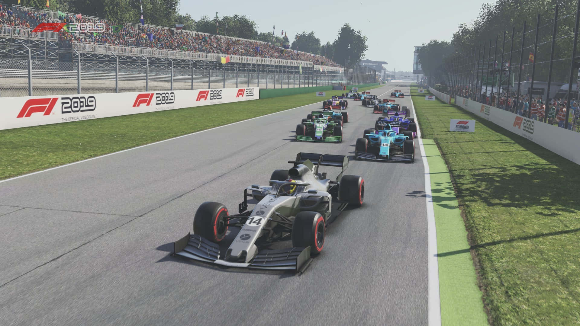 Racing 桌布 壁紙 — 一架時尚的銀色一級方程式賽車，編號14，帶領著一群色彩繽紛的賽車在陽光普照的賽道上奔馳，看台上擠滿歡呼的人群。