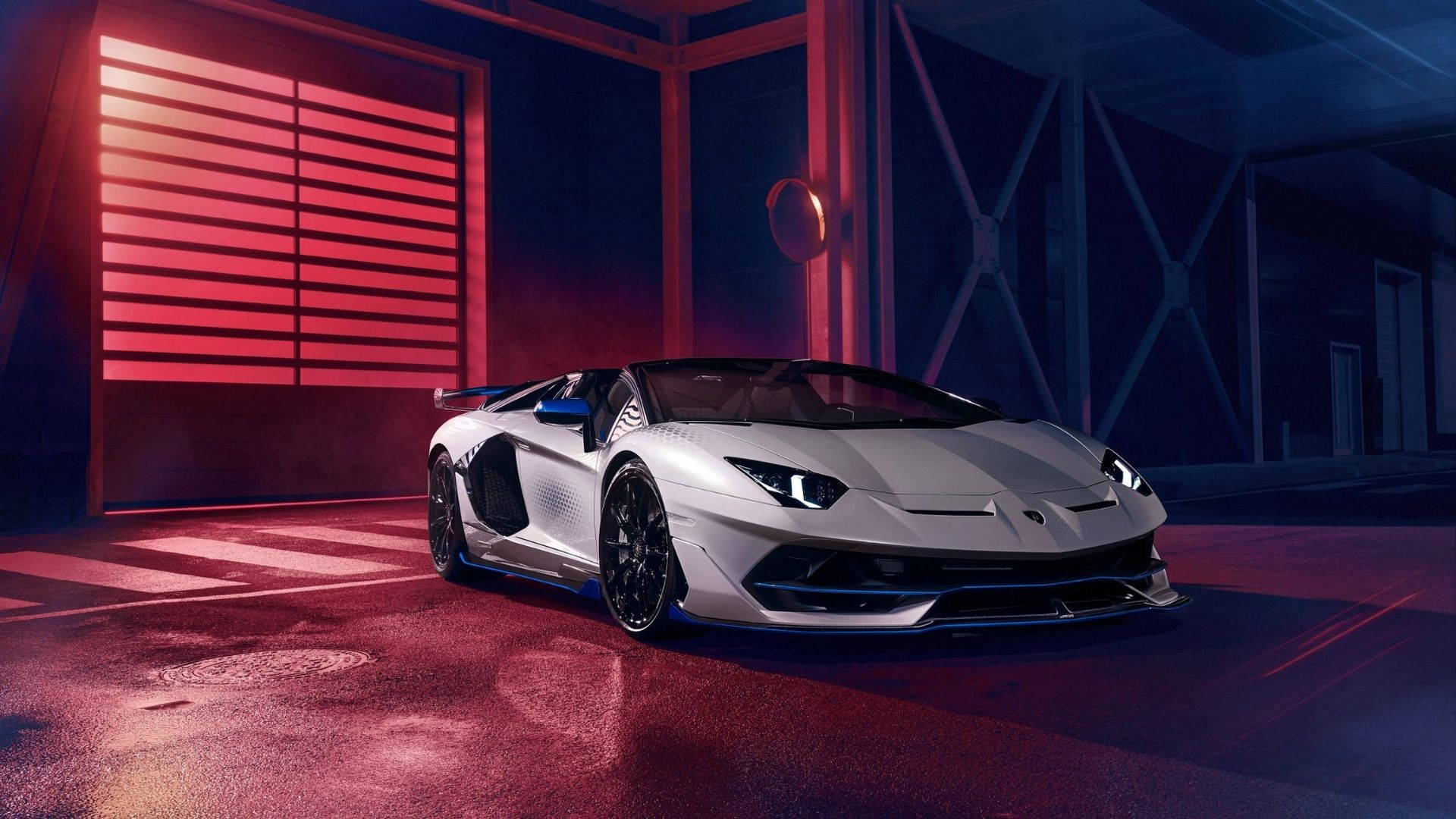 蘭博基尼 桌布 壁紙 — 一架時尚的銀色藍寶堅尼 Aventador SVJ 停放在昏暗的車庫中，沐浴在戲劇性的紅藍燈光下。