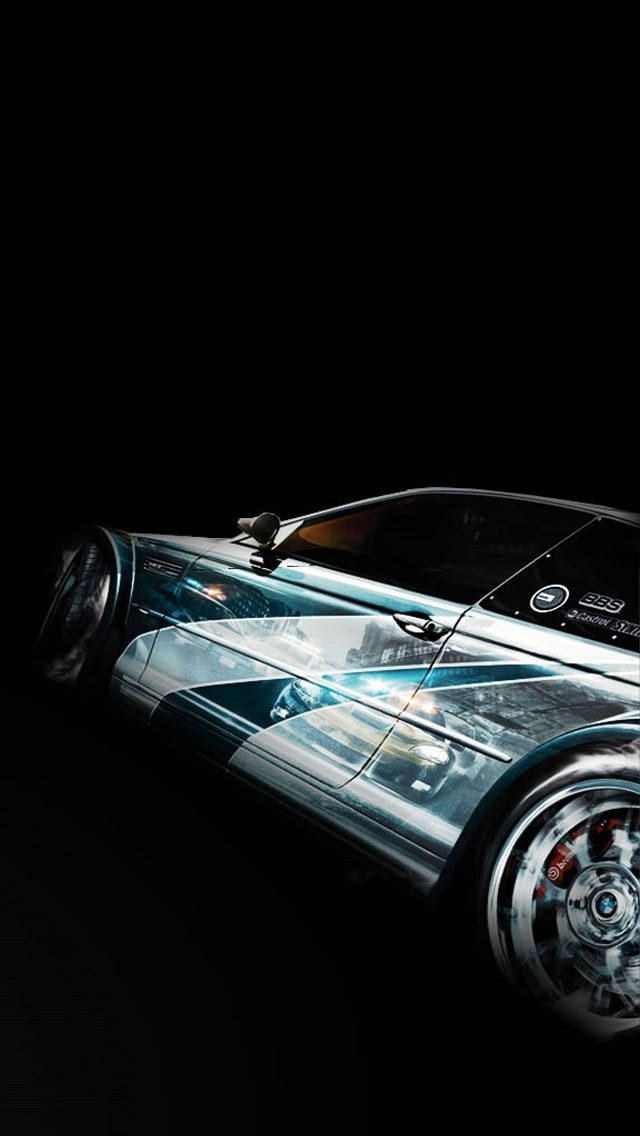 need for speed iPhone 桌布 壁紙 — 一架時尚的銀色跑車在戲劇性燈光下，在漆黑背景中閃閃發光。