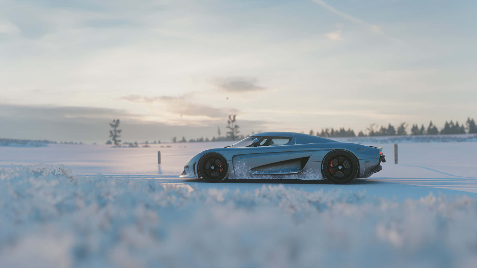 HD Forza Horizon 4 桌布 壁紙 — 一架時尚的銀色跑車在暮色中飄移越過雪地，遠方樹木在柔和粉彩天空下。