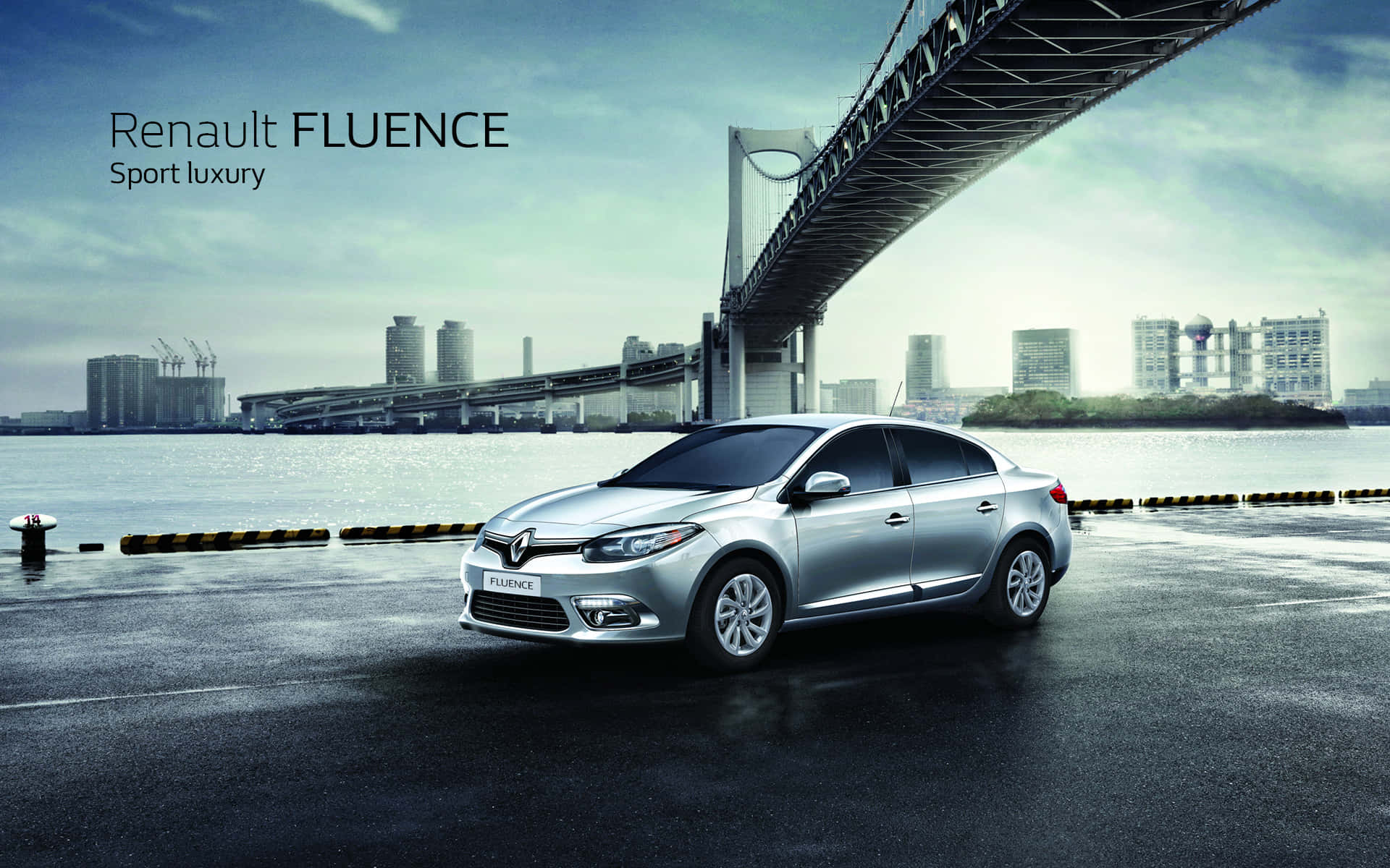 Renault Fluence 桌布 壁紙 — 一架時尚的銀色雷諾Fluence轎車停放在潮濕的都市海濱，背景是大型橋樑和城市天際線。