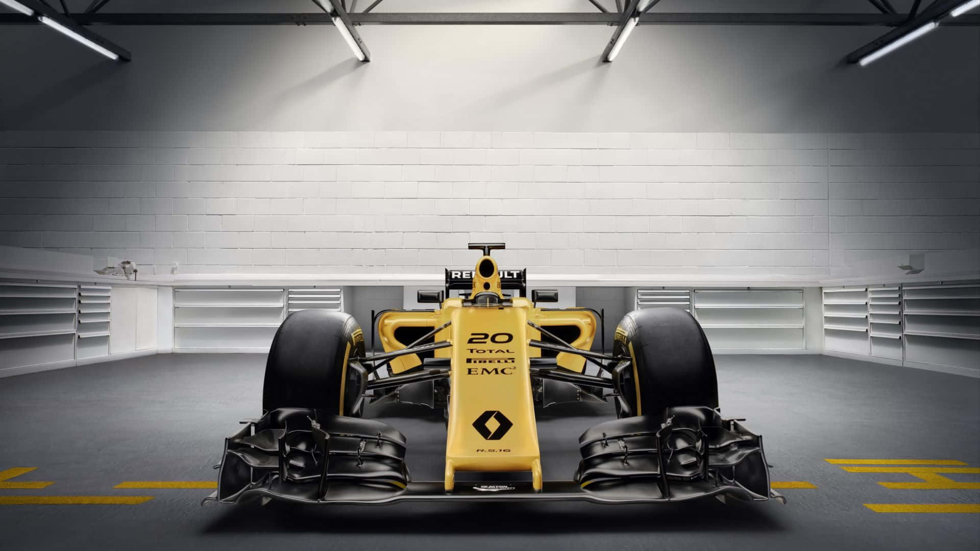 F1 2016 桌布 壁紙 — 一架時尚的黃色雷諾一級方程式賽車（編號20）停放在簡約的白色車庫中央，上方有明亮的頂燈。
