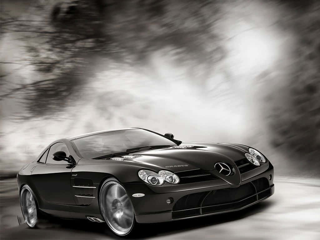 跑車 桌布 壁紙 — 一架時尚的黑色 Mercedes-Benz SLR McLaren 在模糊的動態背景中疾馳，伴隨戲劇性的煙霧和光線條紋。