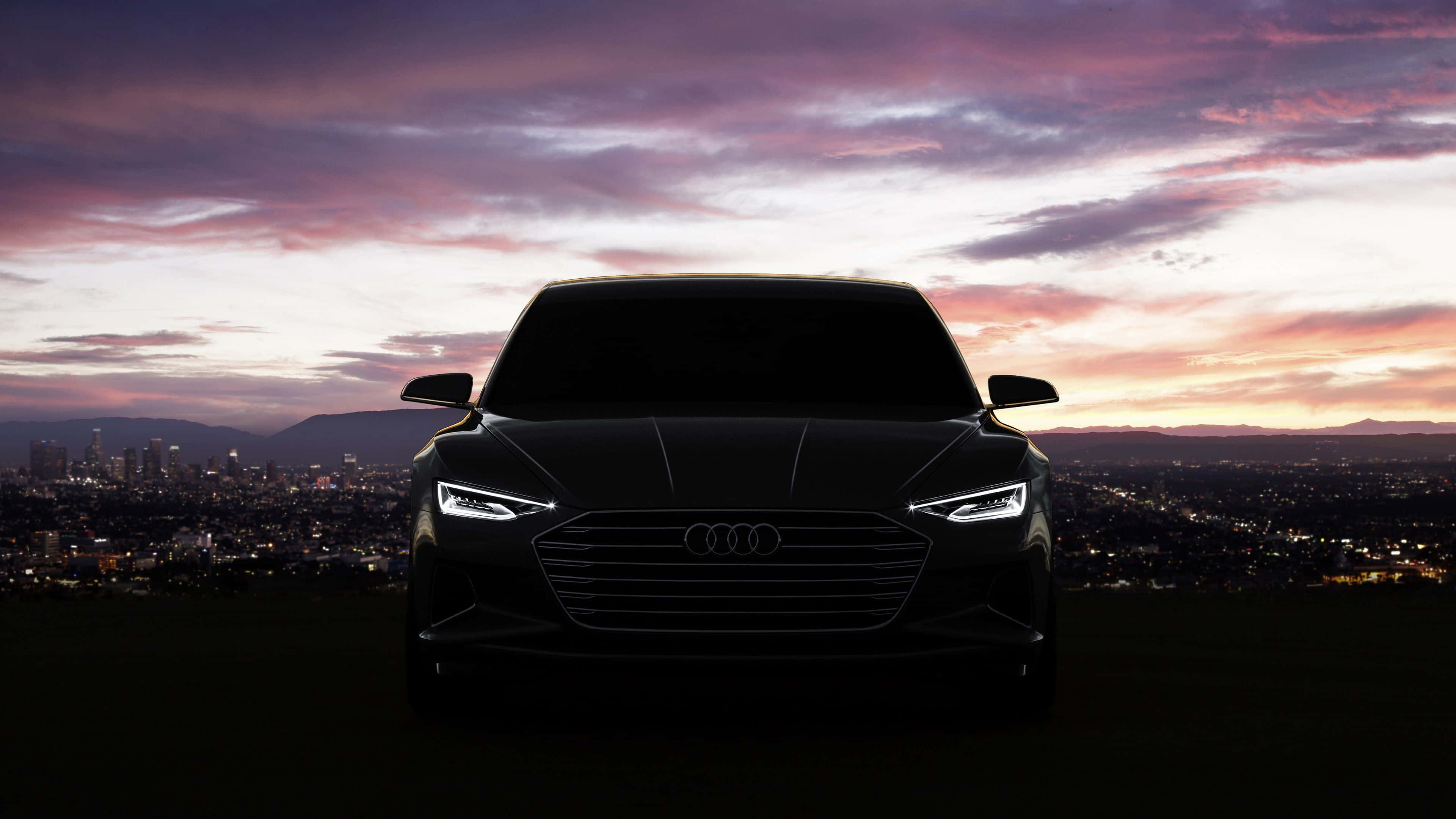 Audi A4 桌布 壁紙 — 一架時尚的黑色Audi汽車，在廣闊城市天際線上充滿活力的紫色和橙色日落映襯下呈現剪影。